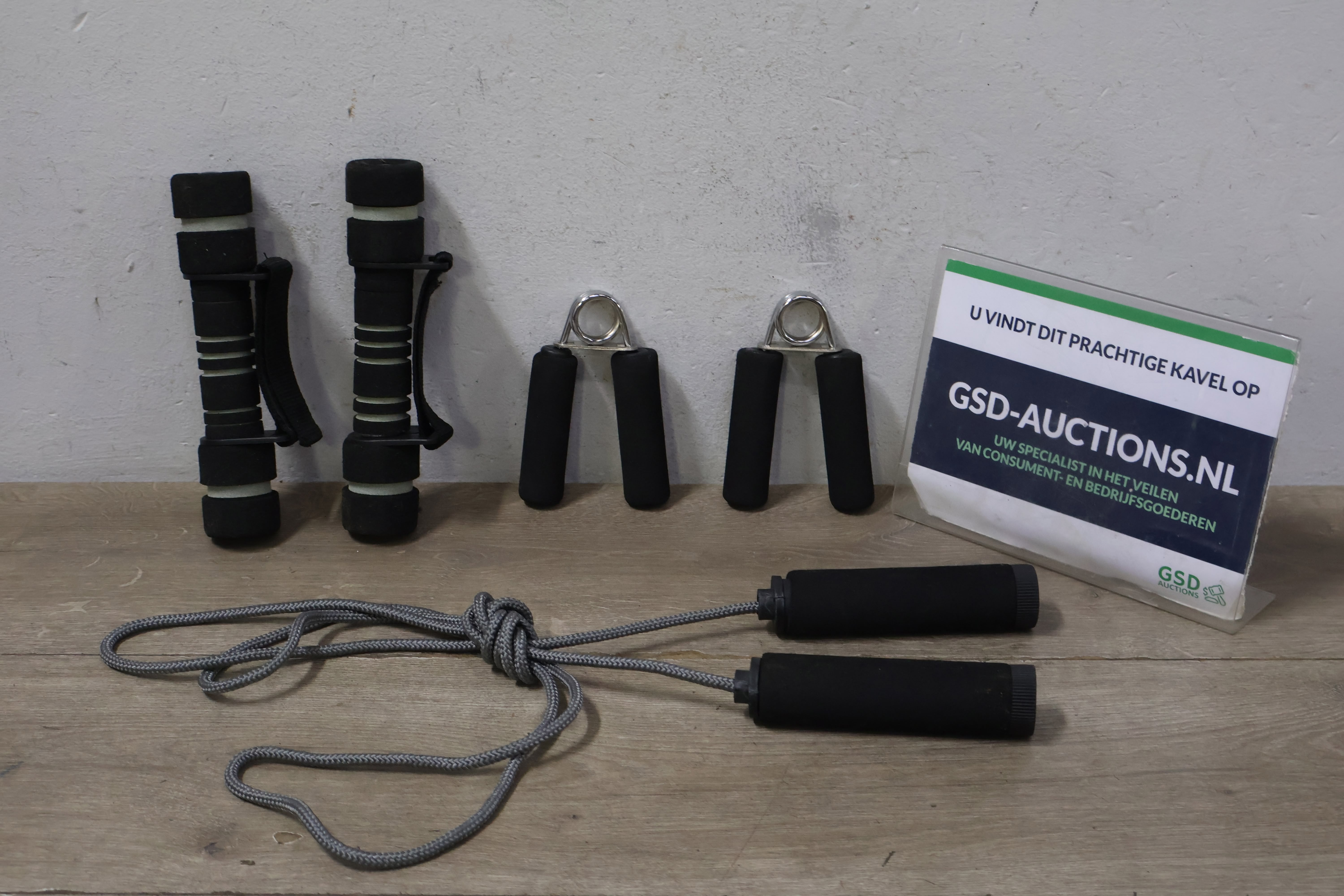 Set Handtrainers met 2 Mini-Dumbbels & Springtouw'' – foto 2 – kavel bij GSD Auctions, Zoeterwoude