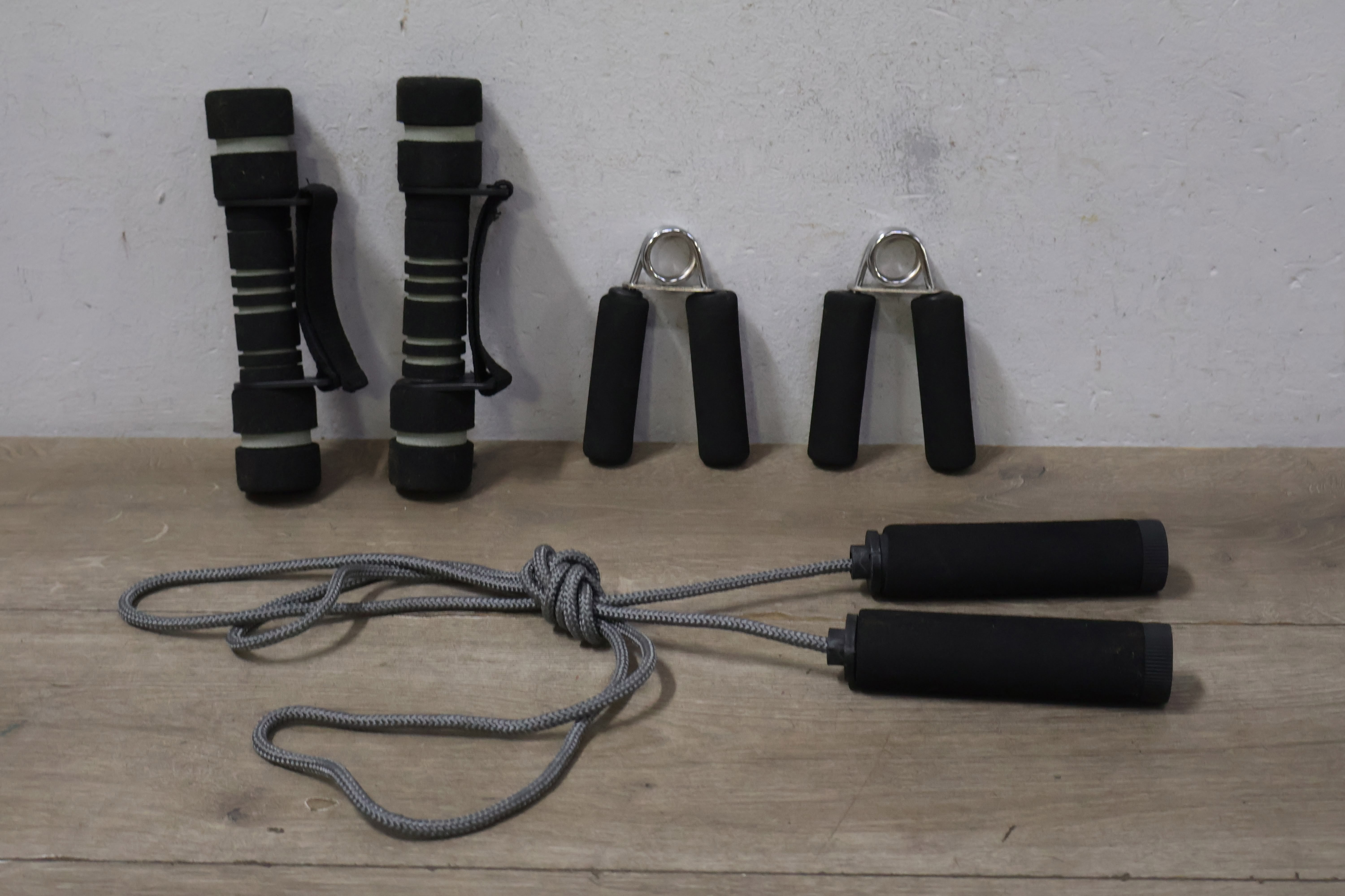 Set Handtrainers met 2 Mini-Dumbbels & Springtouw'' – foto 3 – kavel bij GSD Auctions, Zoeterwoude