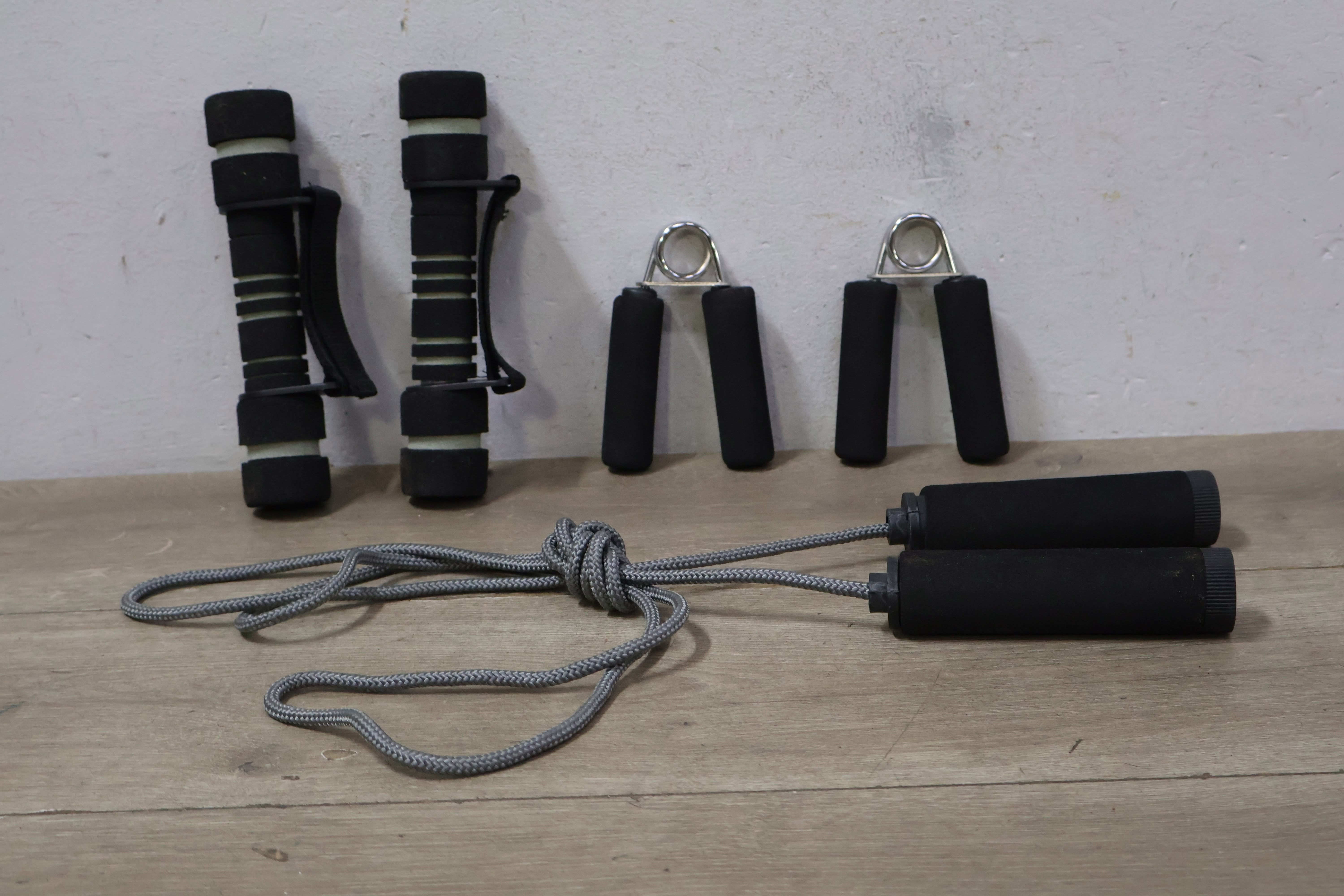 Set Handtrainers met 2 Mini-Dumbbels & Springtouw'' – foto 4 – kavel bij GSD Auctions, Zoeterwoude