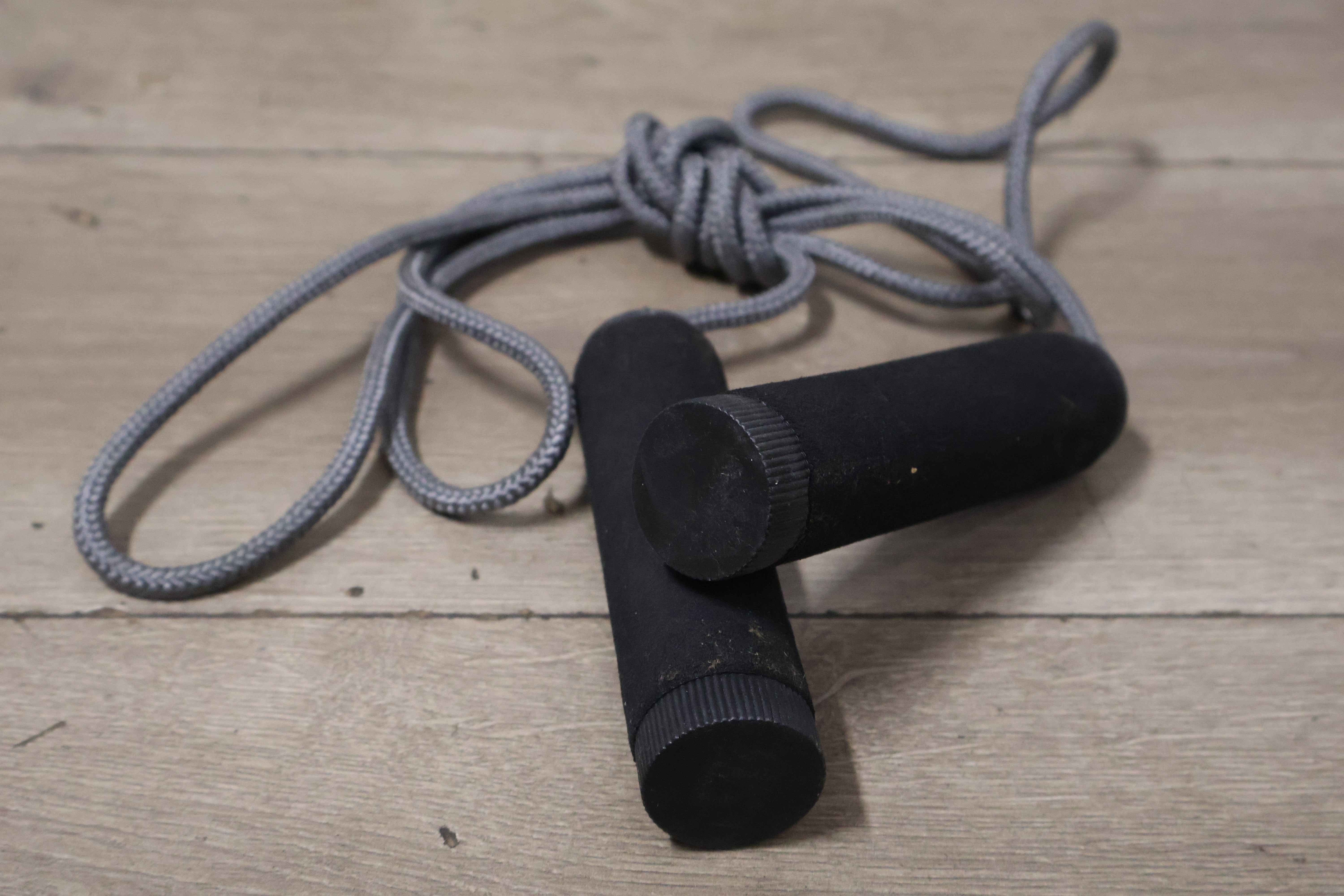 Set Handtrainers met 2 Mini-Dumbbels & Springtouw'' – foto 6 – kavel bij GSD Auctions, Zoeterwoude