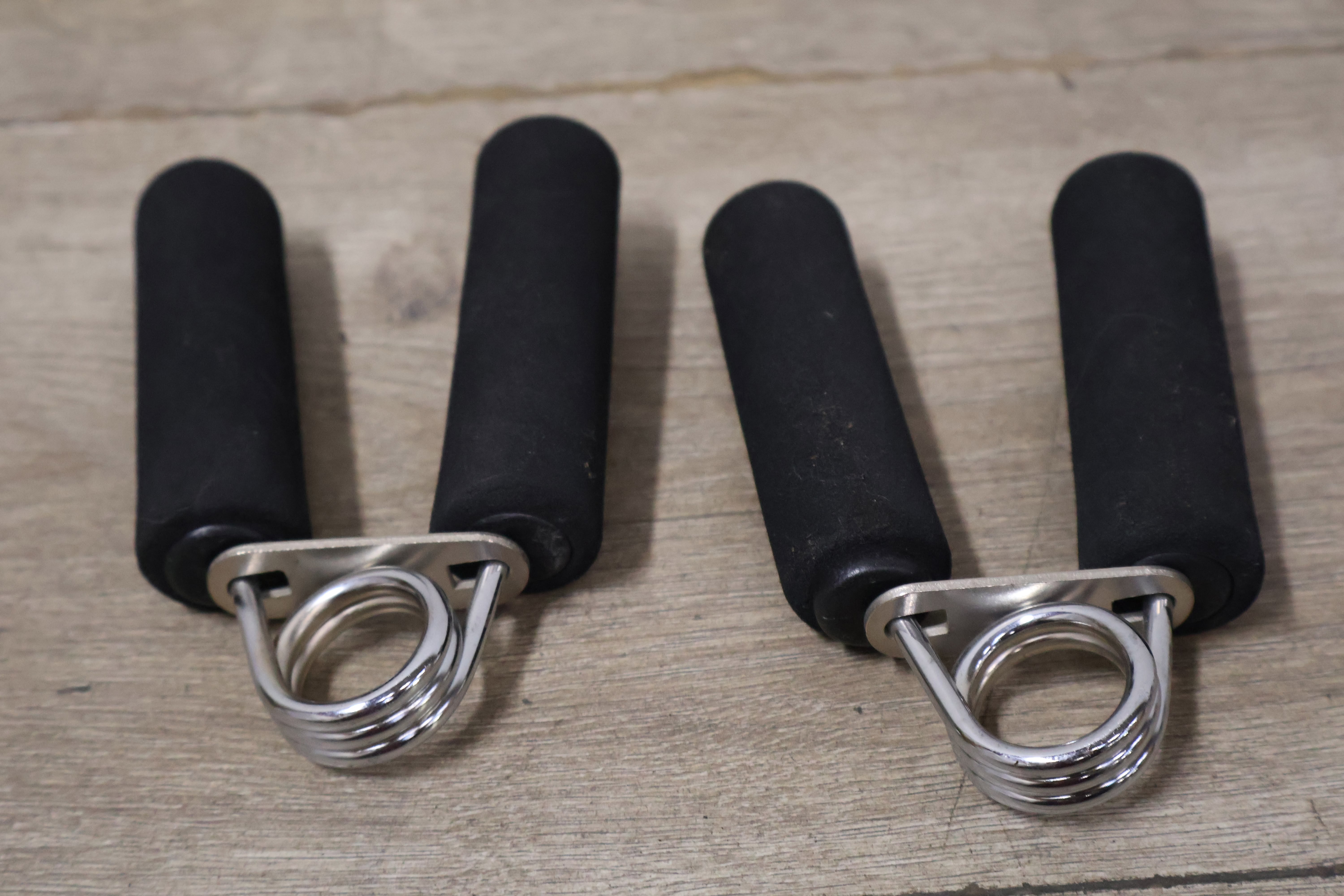 Set Handtrainers met 2 Mini-Dumbbels & Springtouw'' – foto 8 – kavel bij GSD Auctions, Zoeterwoude