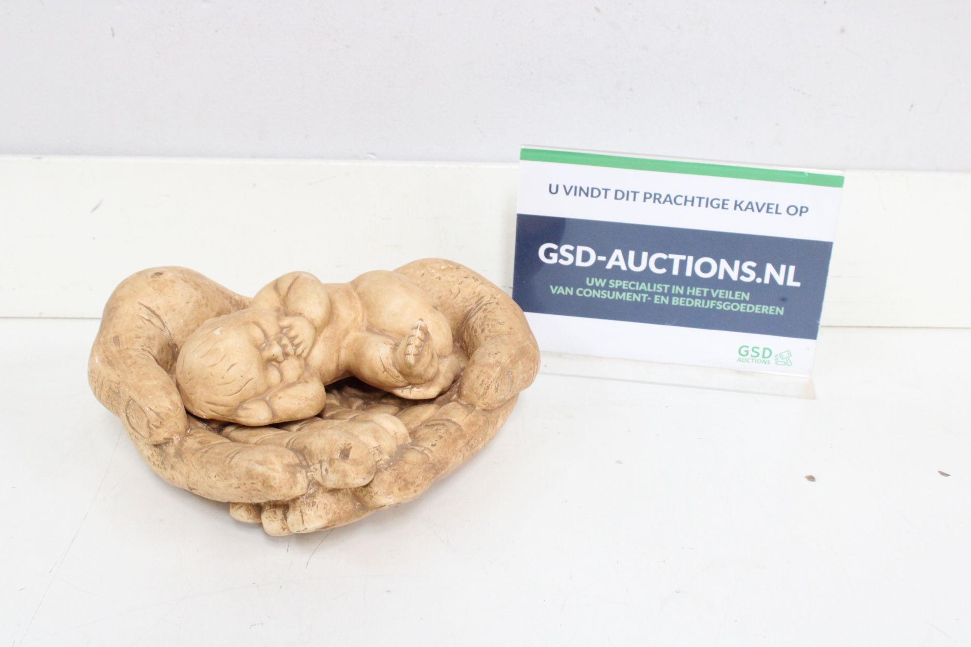Beeld van slapende baby in handen'' – foto 2 – kavel bij GSD Auctions, Zoeterwoude