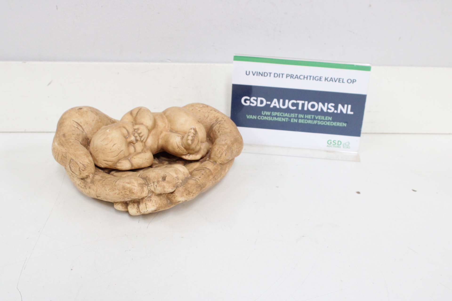 Beeld van slapende baby in handen'' – foto 3 – kavel bij GSD Auctions, Zoeterwoude