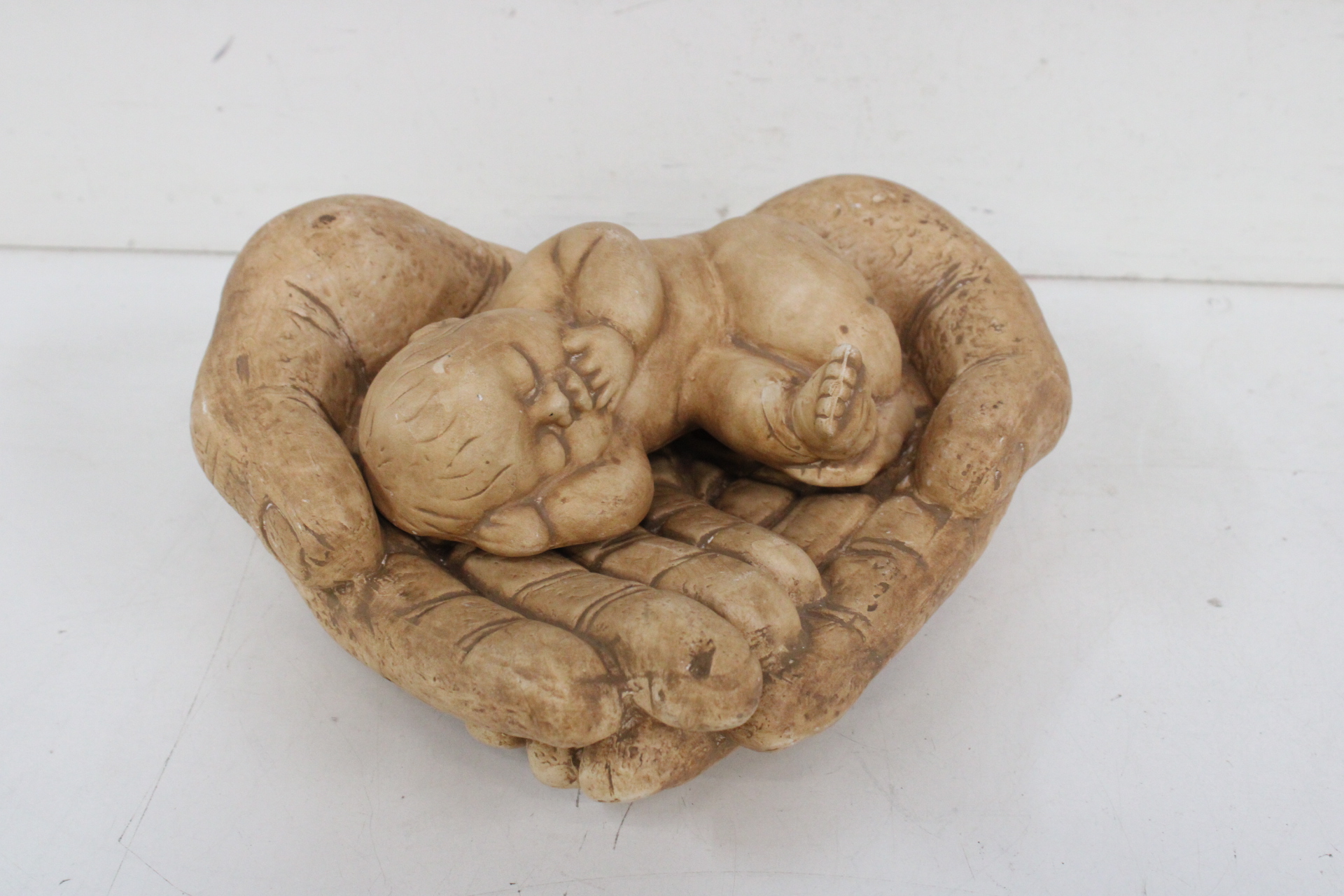 Beeld van slapende baby in handen'' – foto 4 – kavel bij GSD Auctions, Zoeterwoude