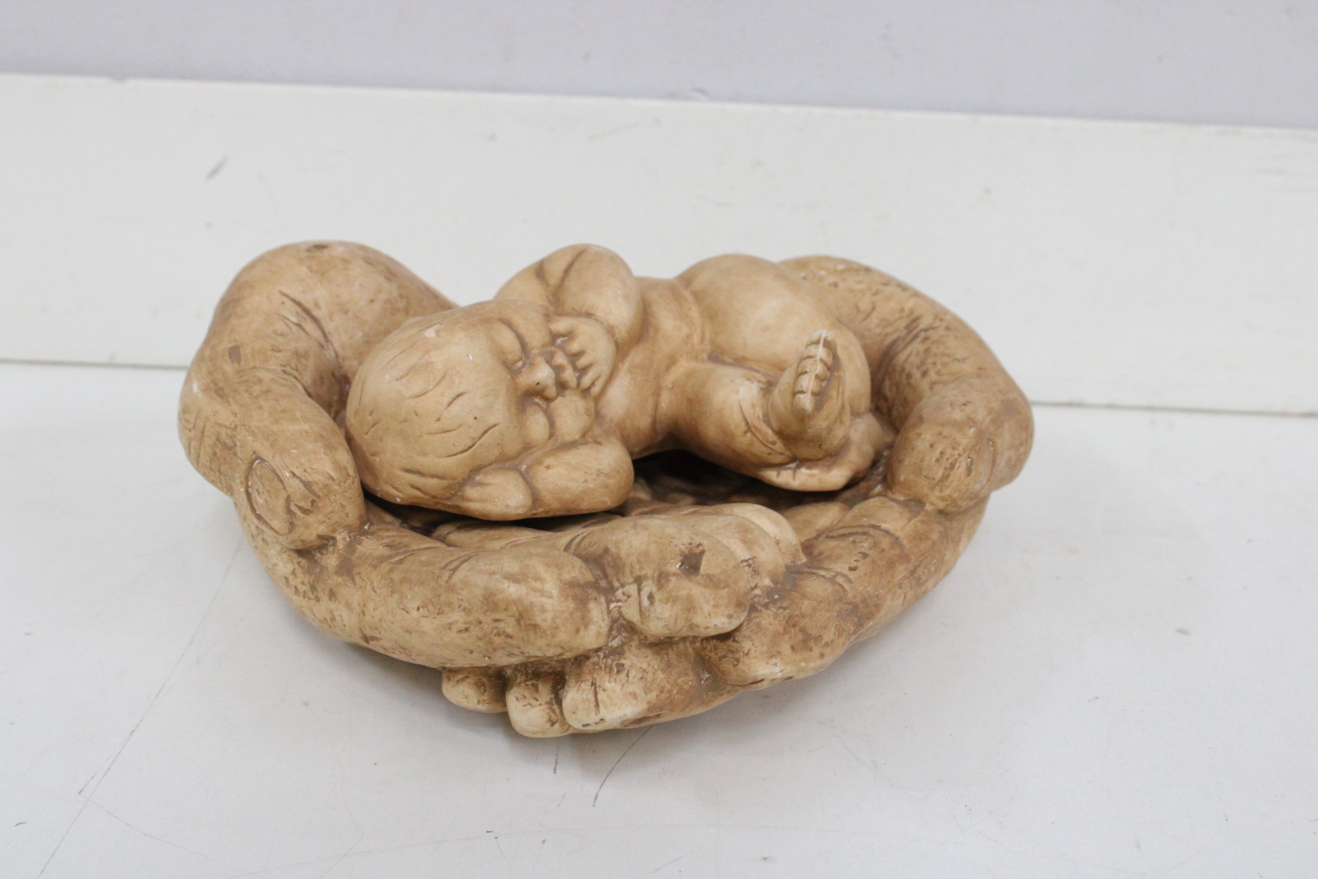 Beeld van slapende baby in handen'' – foto 5 – kavel bij GSD Auctions, Zoeterwoude
