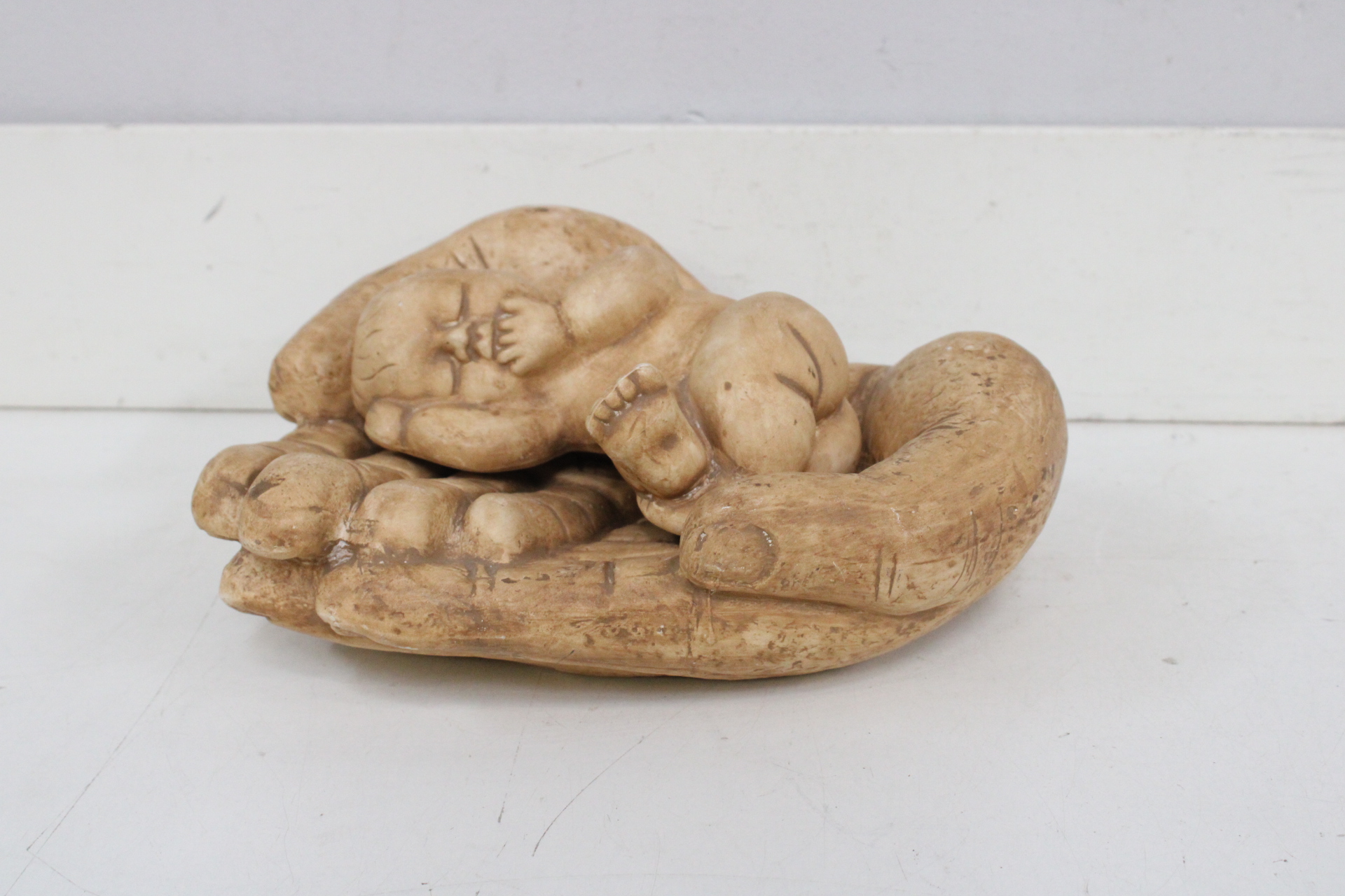 Beeld van slapende baby in handen'' – foto 6 – kavel bij GSD Auctions, Zoeterwoude