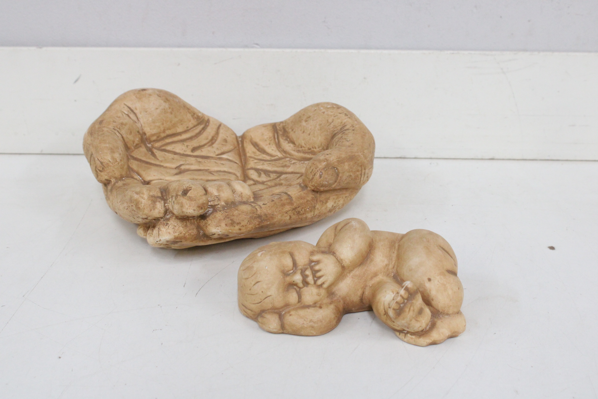 Beeld van slapende baby in handen'' – foto 7 – kavel bij GSD Auctions, Zoeterwoude