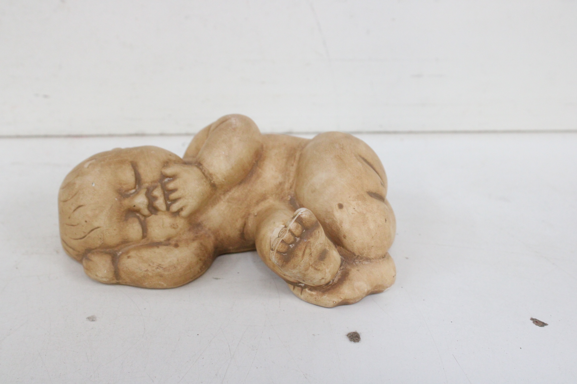 Beeld van slapende baby in handen'' – foto 8 – kavel bij GSD Auctions, Zoeterwoude