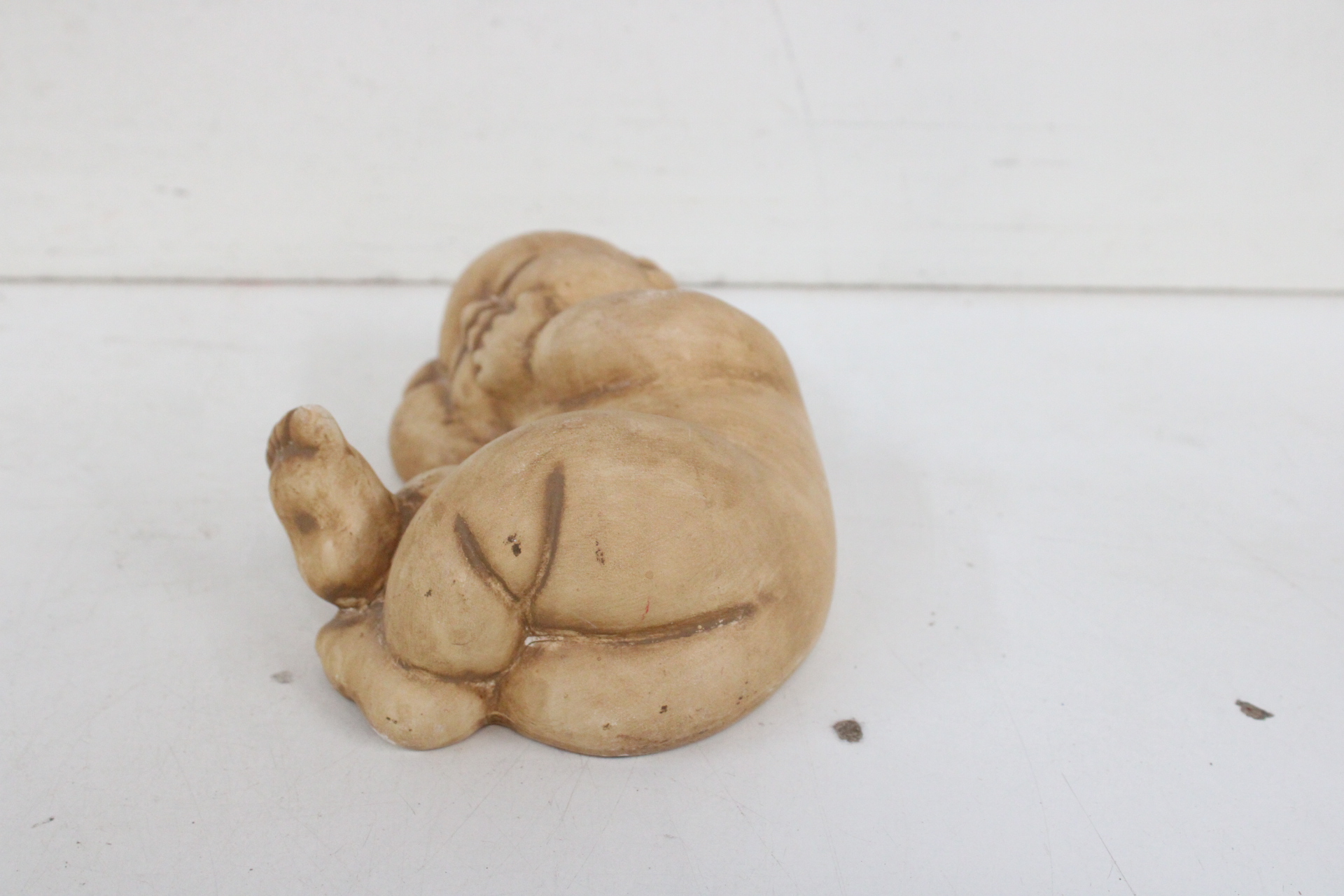 Beeld van slapende baby in handen'' – foto 9 – kavel bij GSD Auctions, Zoeterwoude