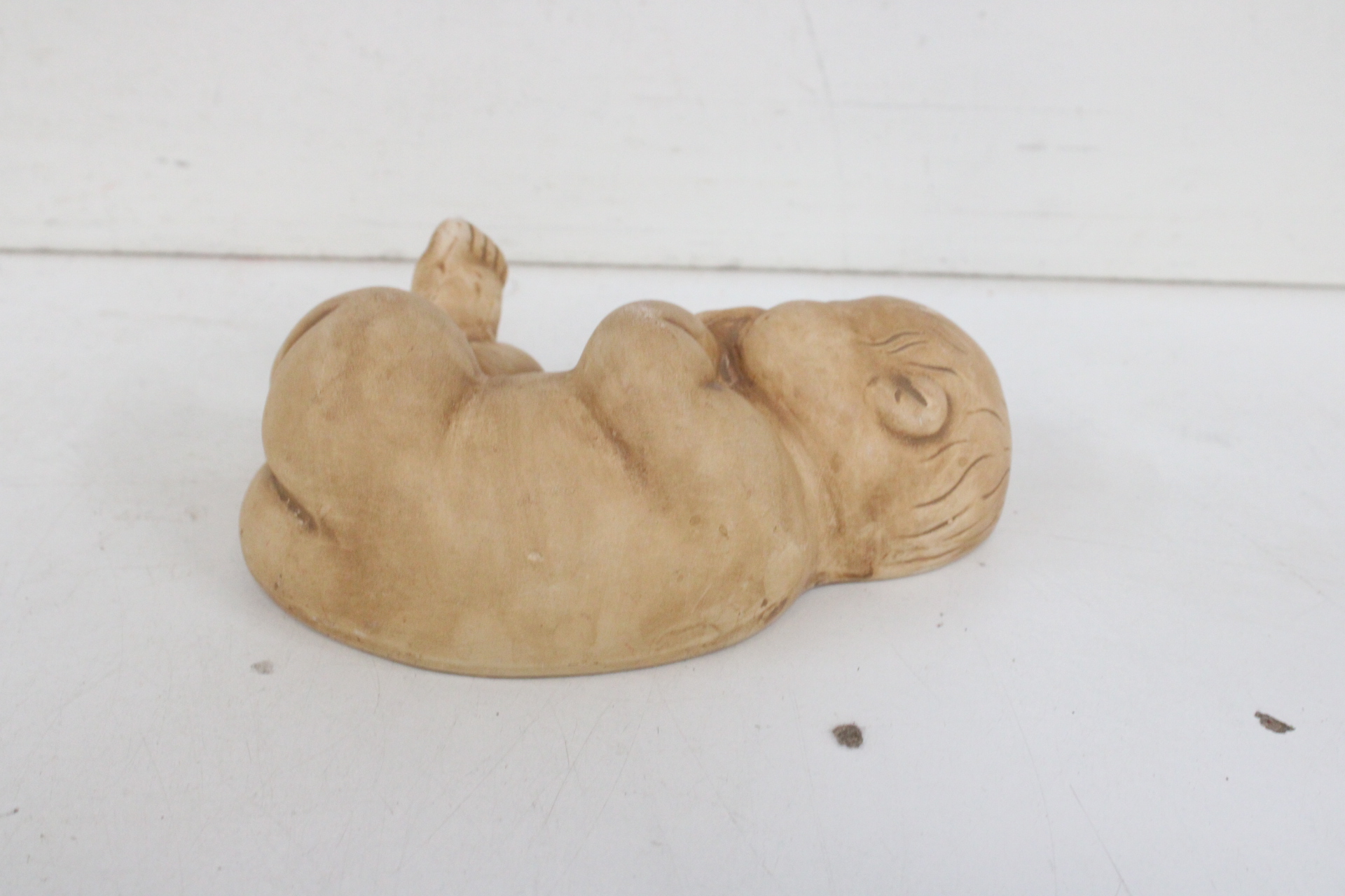 Beeld van slapende baby in handen'' – foto 10 – kavel bij GSD Auctions, Zoeterwoude