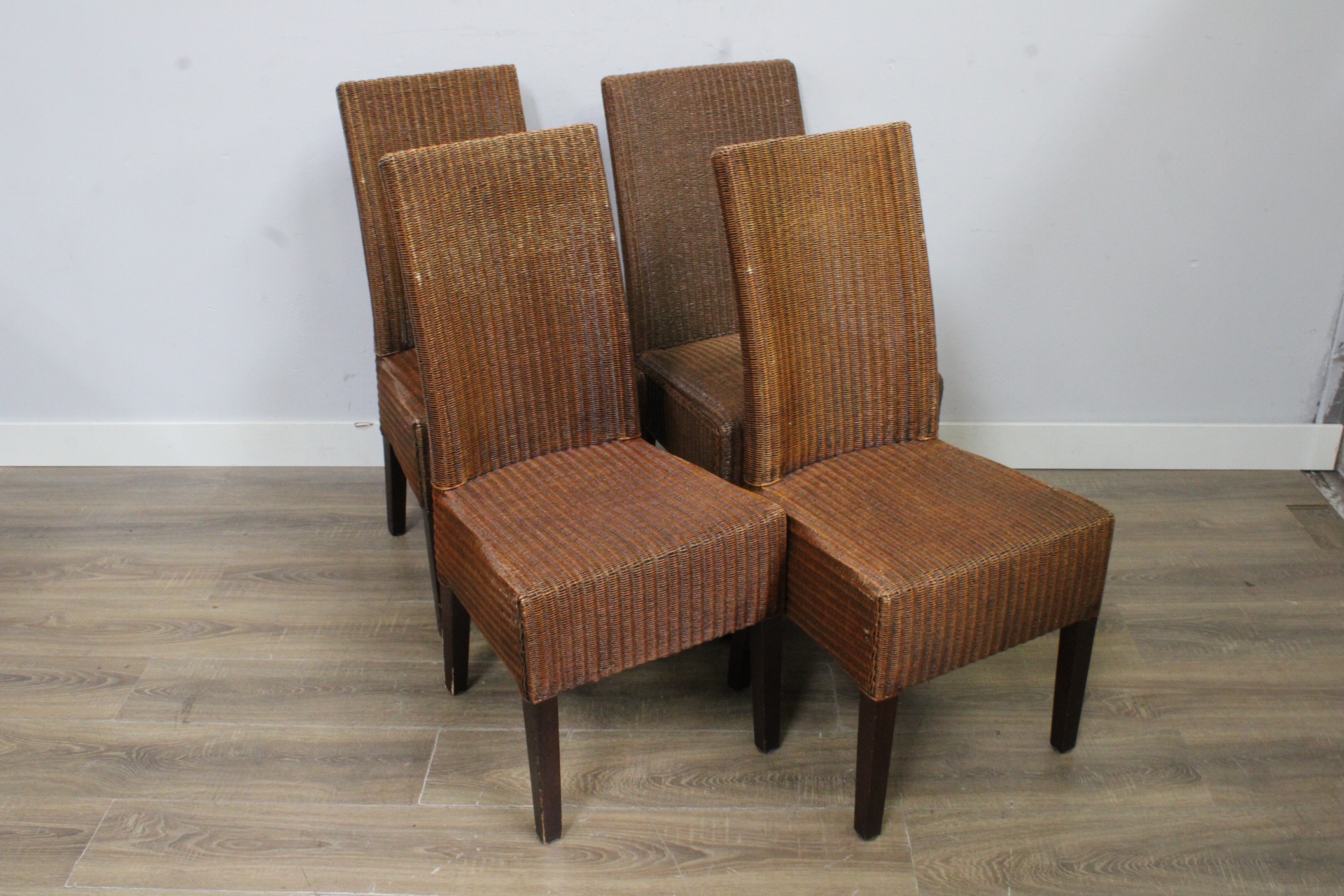 Set van 4 Gevlochten Lloyd Loom Eetkamerstoelen'' – foto 2 – kavel bij GSD Auctions, Zoeterwoude