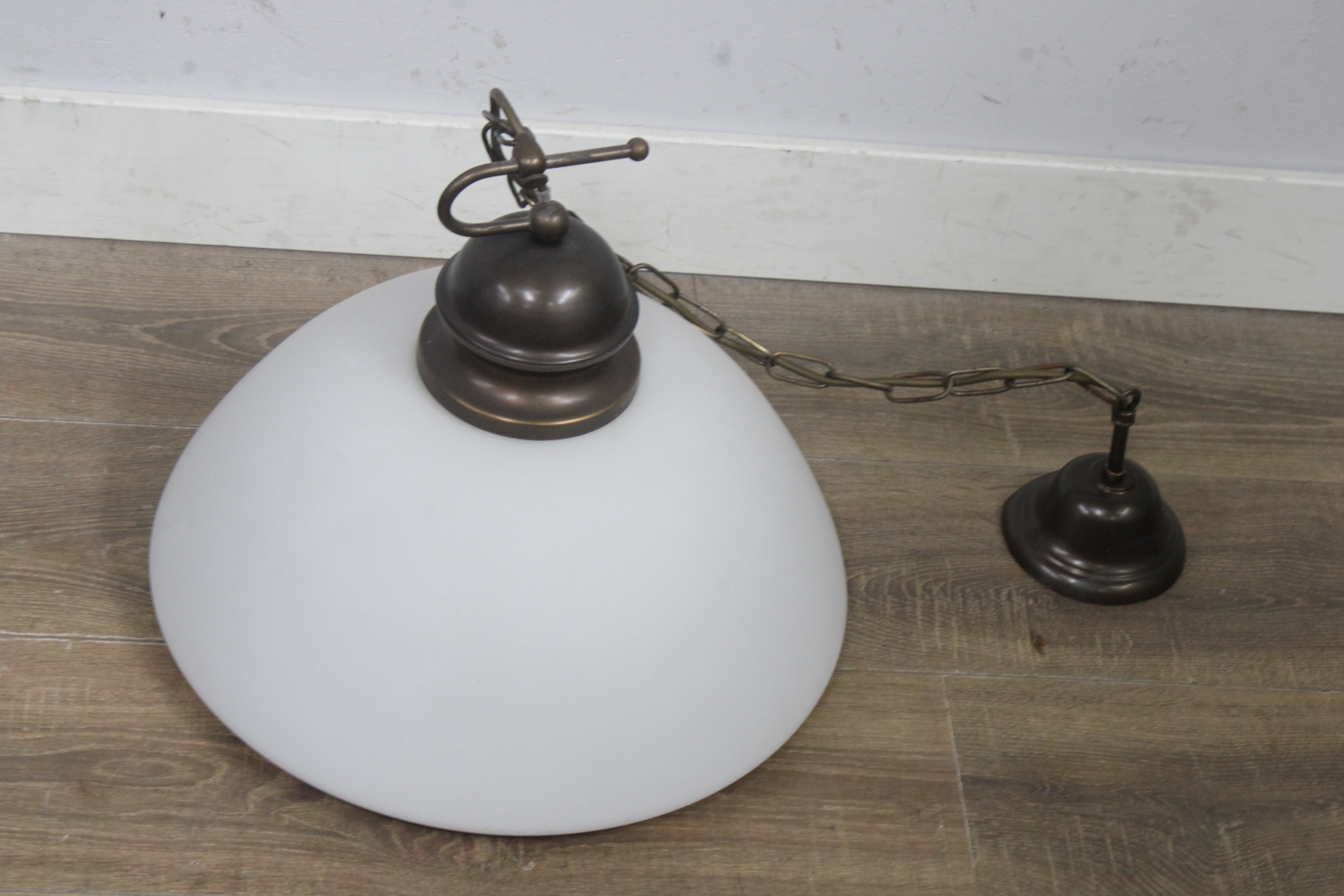 Hanglamp met witte glazen kap'' – foto 2 – kavel bij GSD Auctions, Zoeterwoude