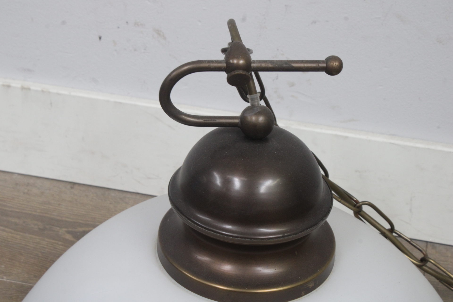 Hanglamp met witte glazen kap'' – foto 3 – kavel bij GSD Auctions, Zoeterwoude