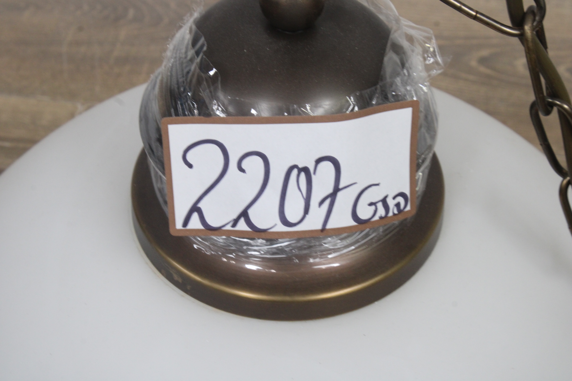 Hanglamp met witte glazen kap'' – foto 10 – kavel bij GSD Auctions, Zoeterwoude
