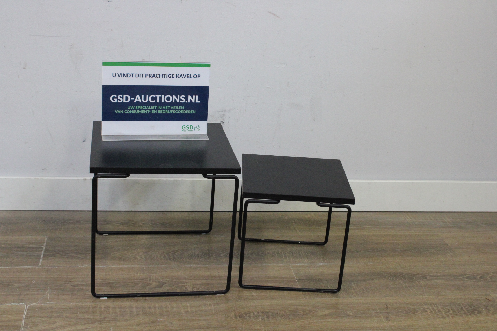 Set van twee zwarte bijzettafels'' – foto 2 – kavel bij GSD Auctions, Zoeterwoude