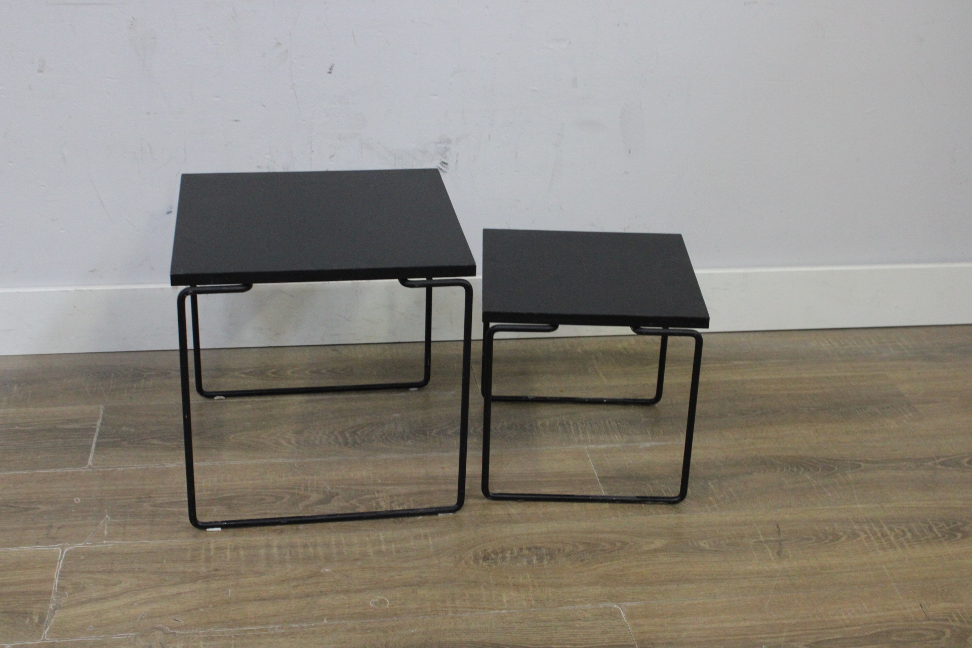 Set van twee zwarte bijzettafels'' – foto 3 – kavel bij GSD Auctions, Zoeterwoude