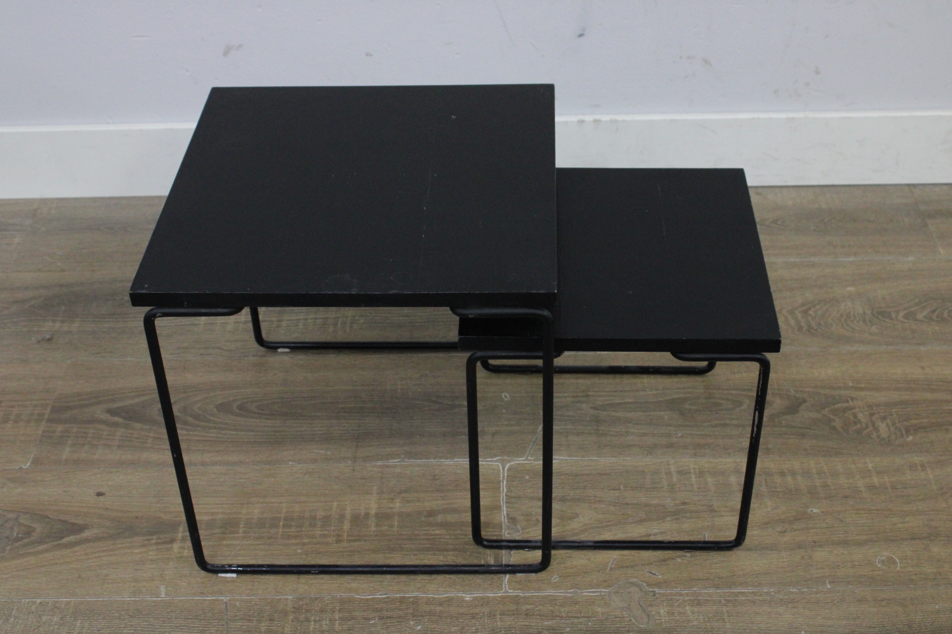 Set van twee zwarte bijzettafels'' – foto 6 – kavel bij GSD Auctions, Zoeterwoude
