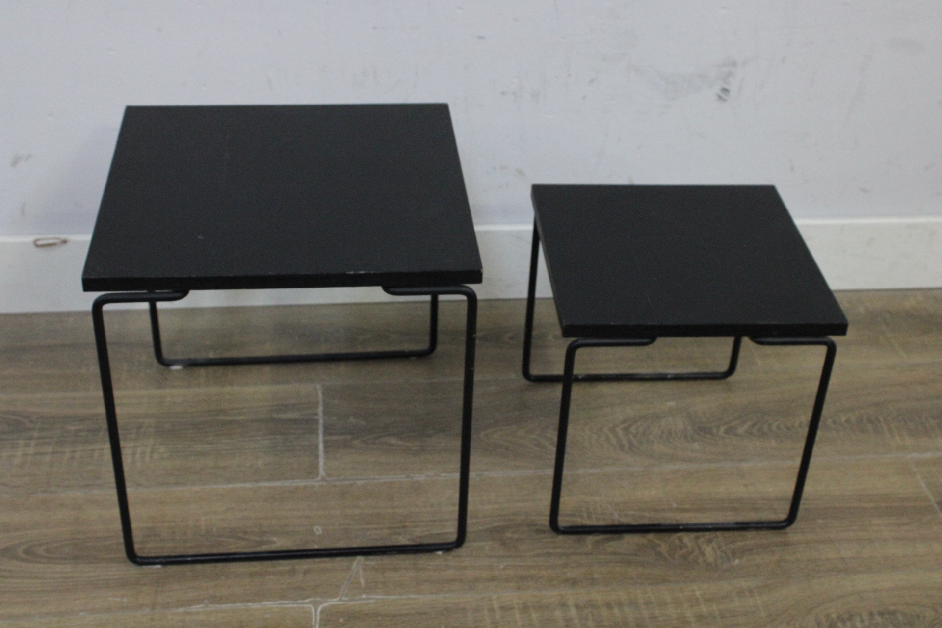 Set van twee zwarte bijzettafels'' – foto 9 – kavel bij GSD Auctions, Zoeterwoude