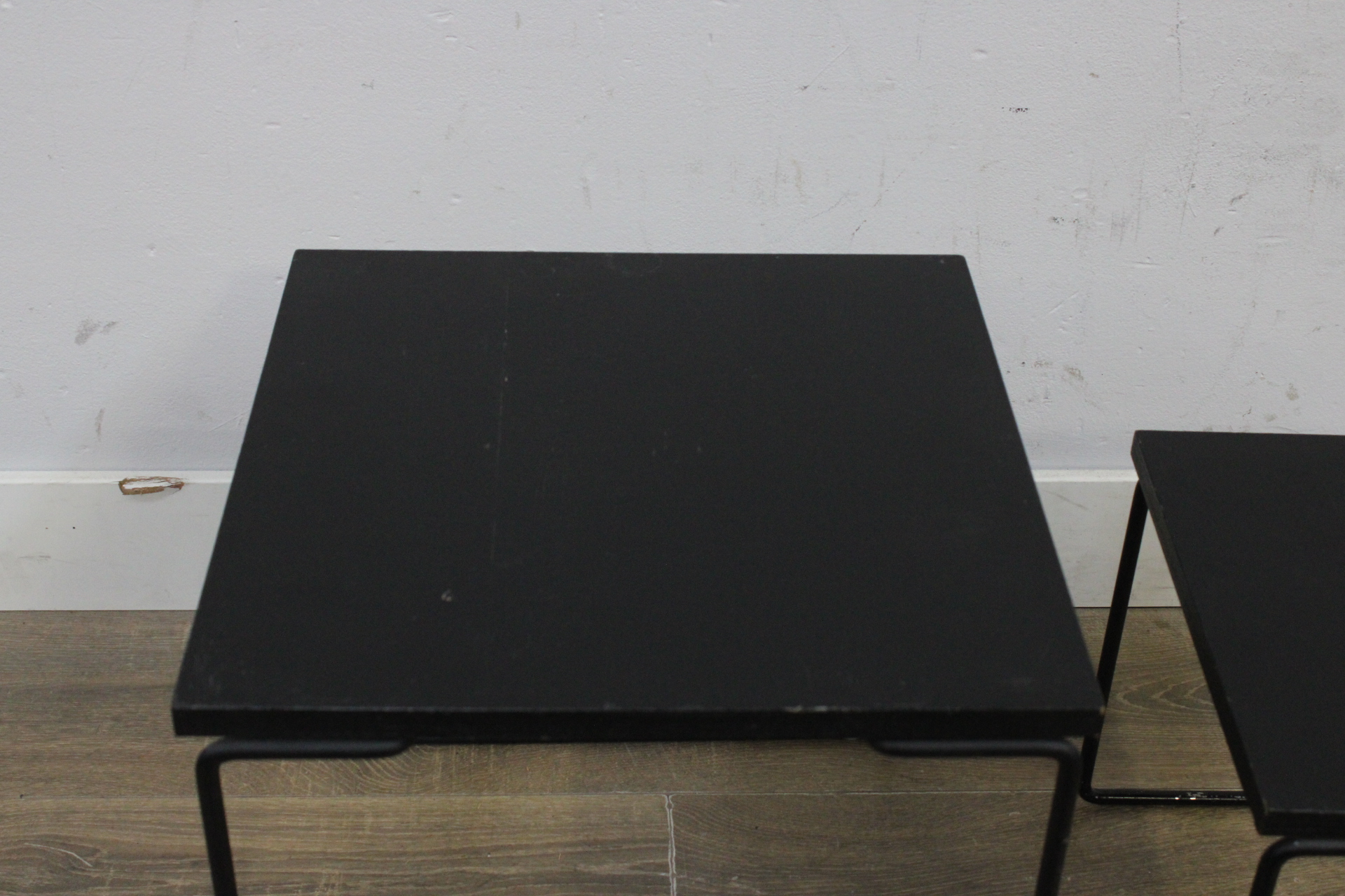 Set van twee zwarte bijzettafels'' – foto 10 – kavel bij GSD Auctions, Zoeterwoude