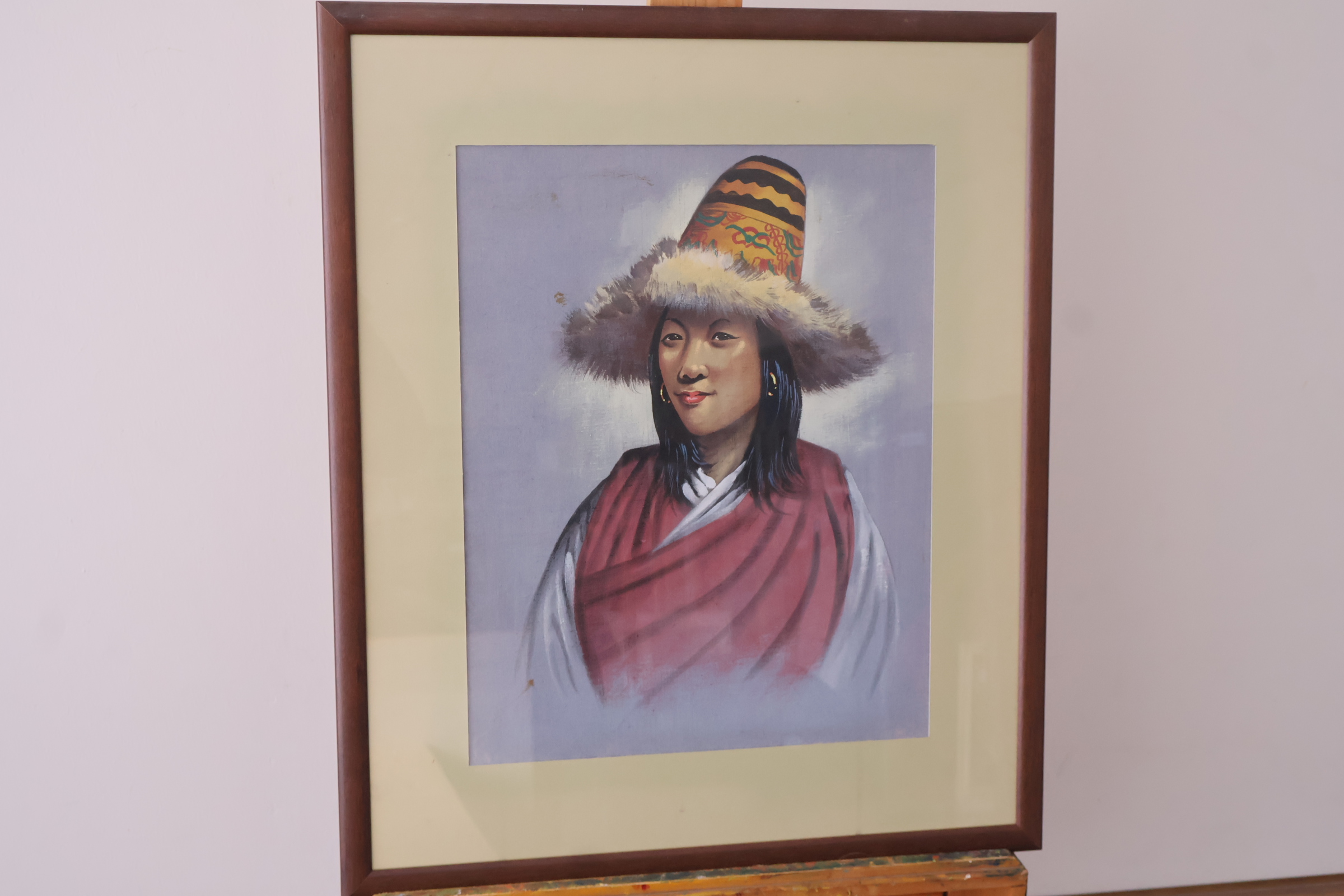 Ingelijste werk van vrouw met traditionele hoed'' – kavel bij GSD Auctions, Zoeterwoude
