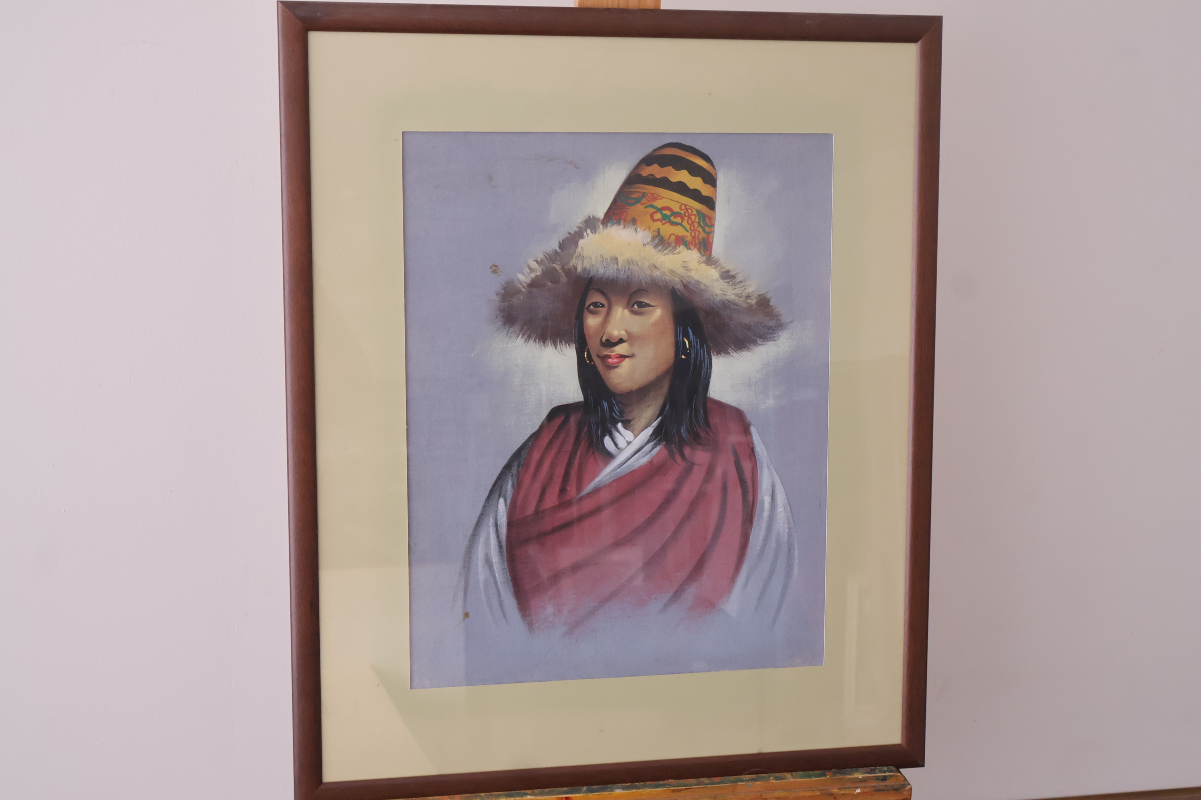 Ingelijste werk van vrouw met traditionele hoed'' – foto 2 – kavel bij GSD Auctions, Zoeterwoude