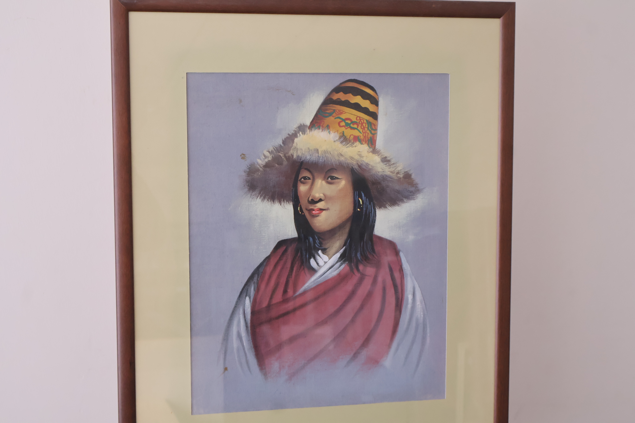 Ingelijste werk van vrouw met traditionele hoed'' – foto 3 – kavel bij GSD Auctions, Zoeterwoude