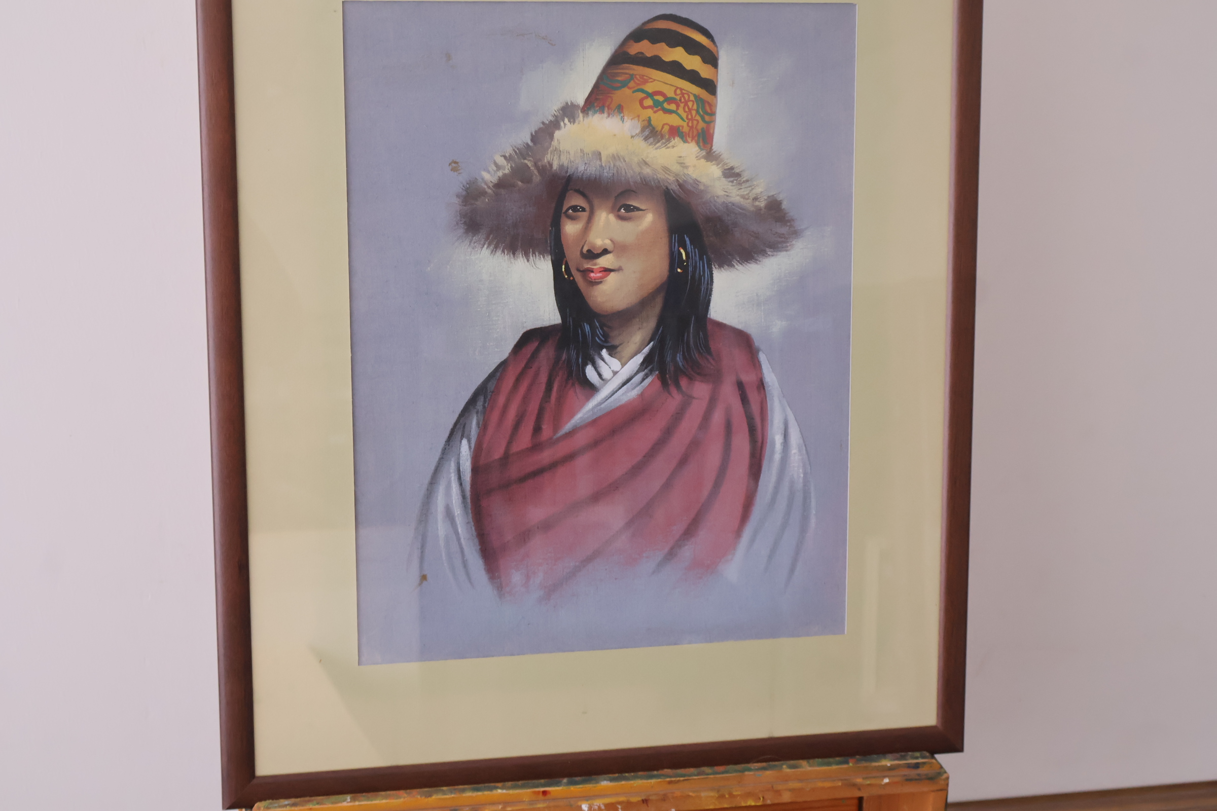 Ingelijste werk van vrouw met traditionele hoed'' – foto 4 – kavel bij GSD Auctions, Zoeterwoude