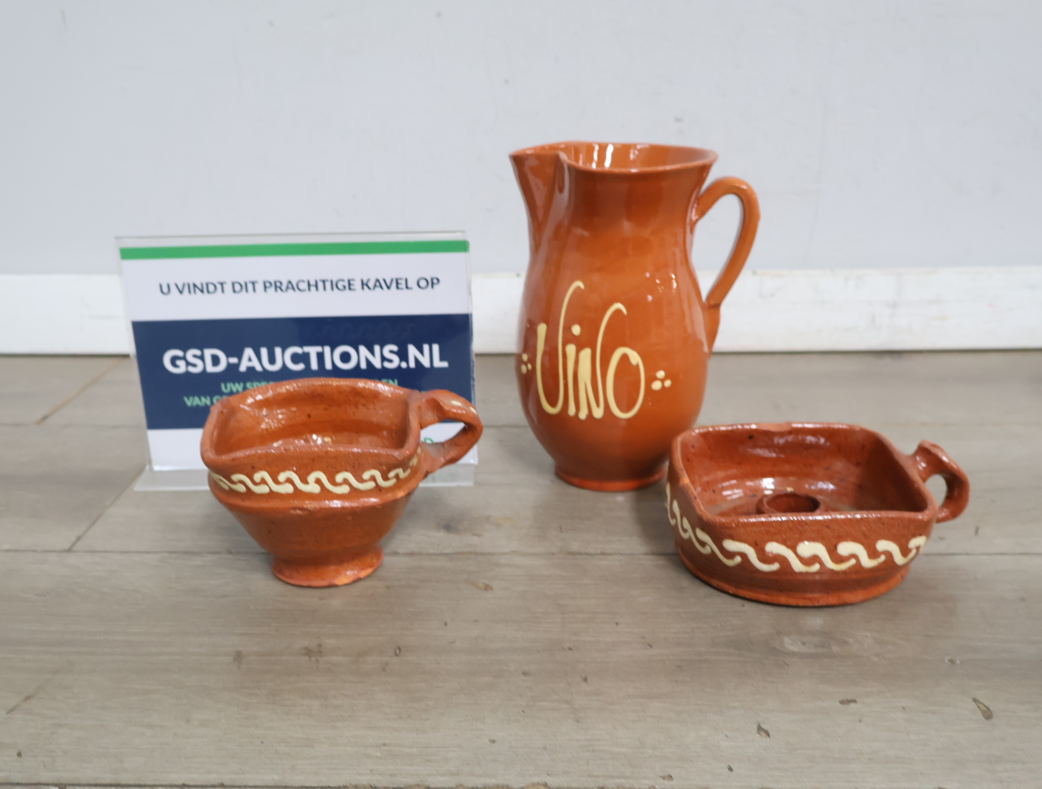 Set van keramische wijnkaraf en schaaltjes'' – kavel bij GSD Auctions, Zoeterwoude
