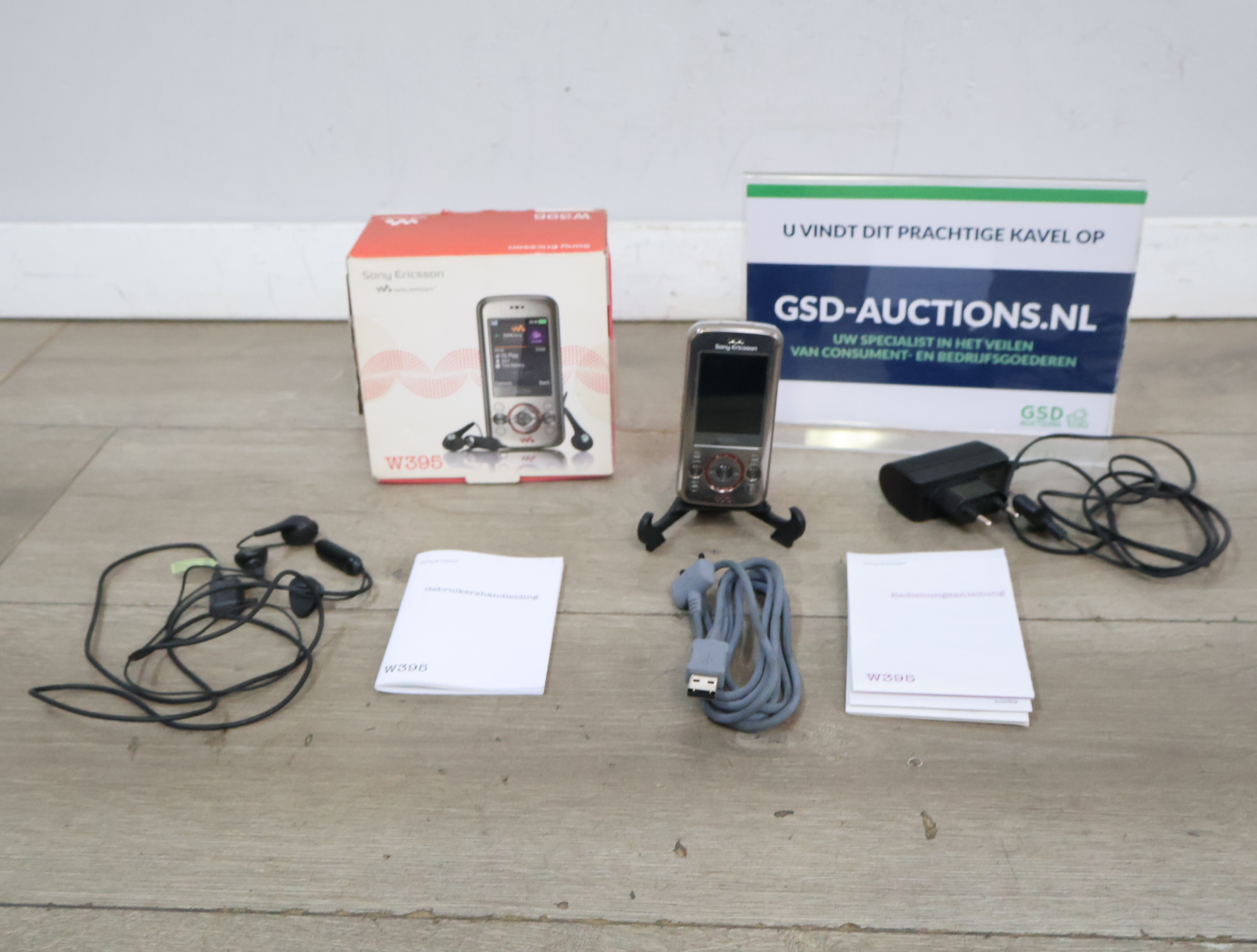 Sony Ericsson W395 mobiele telefoon met accessoires'' – foto 2 – kavel bij GSD Auctions, Zoeterwoude