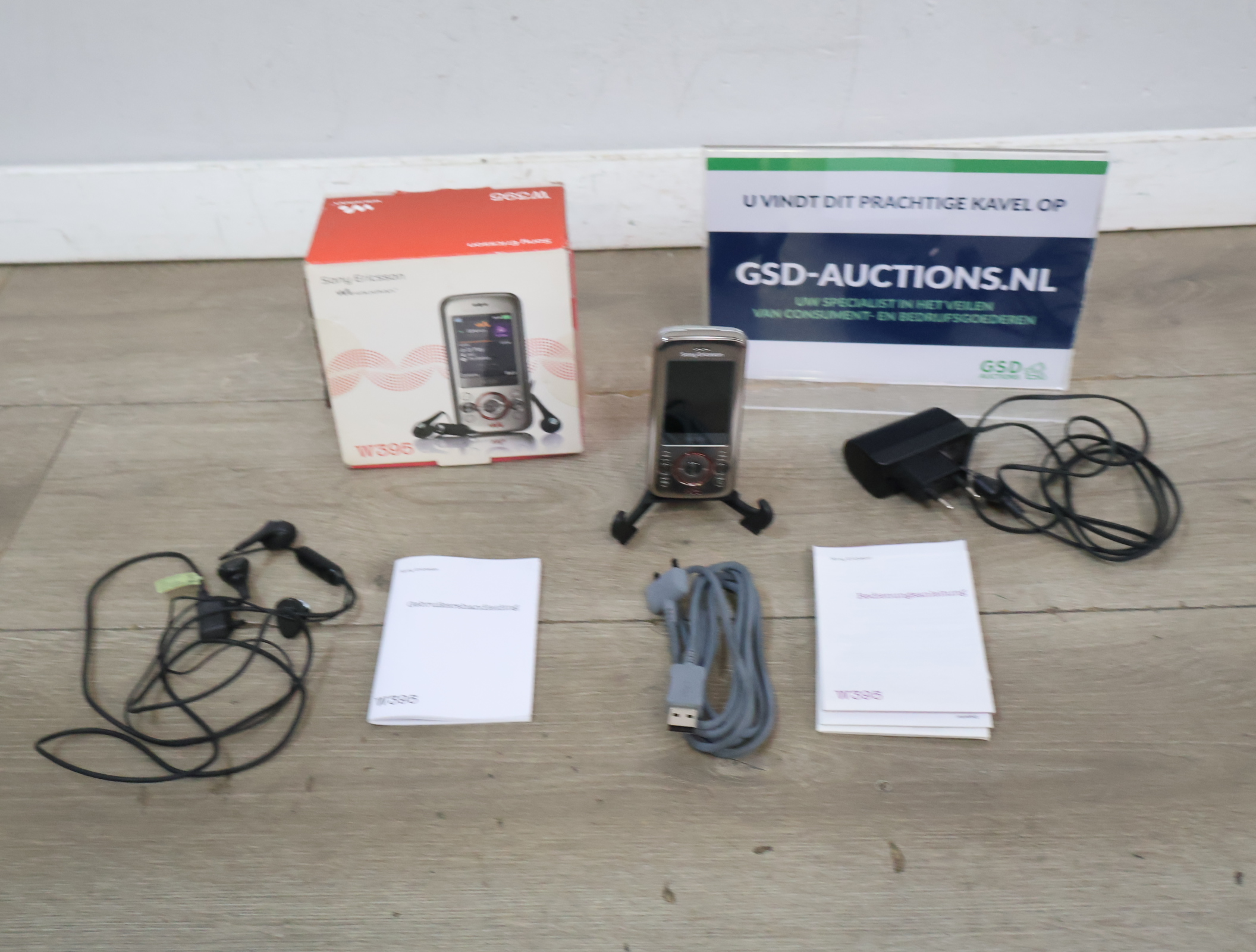 Sony Ericsson W395 mobiele telefoon met accessoires'' – foto 3 – kavel bij GSD Auctions, Zoeterwoude