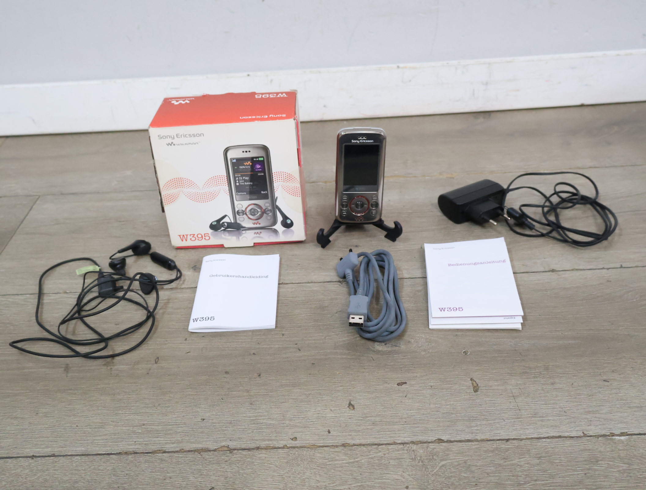 Sony Ericsson W395 mobiele telefoon met accessoires'' – kavel bij GSD Auctions, Zoeterwoude