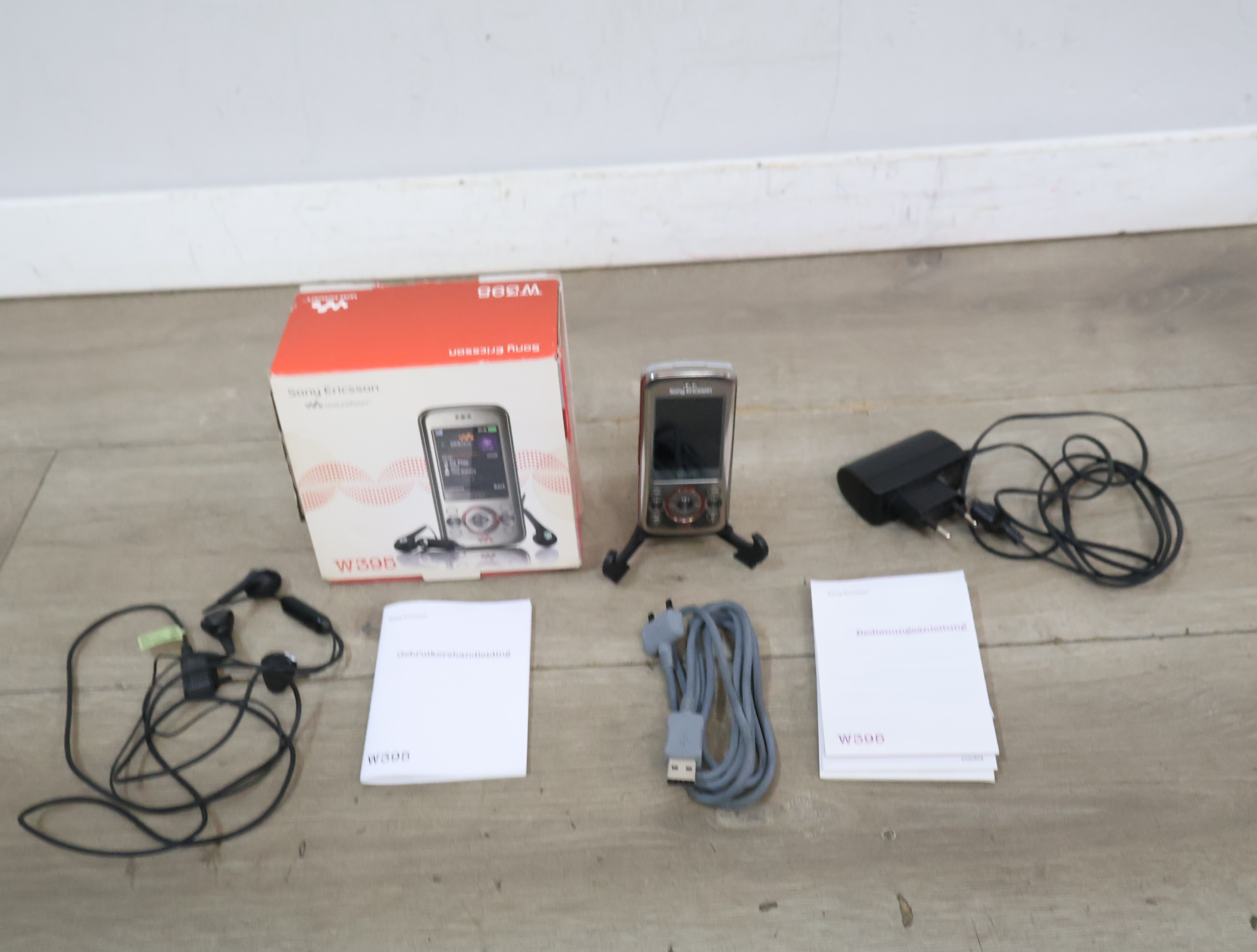Sony Ericsson W395 mobiele telefoon met accessoires'' – foto 4 – kavel bij GSD Auctions, Zoeterwoude