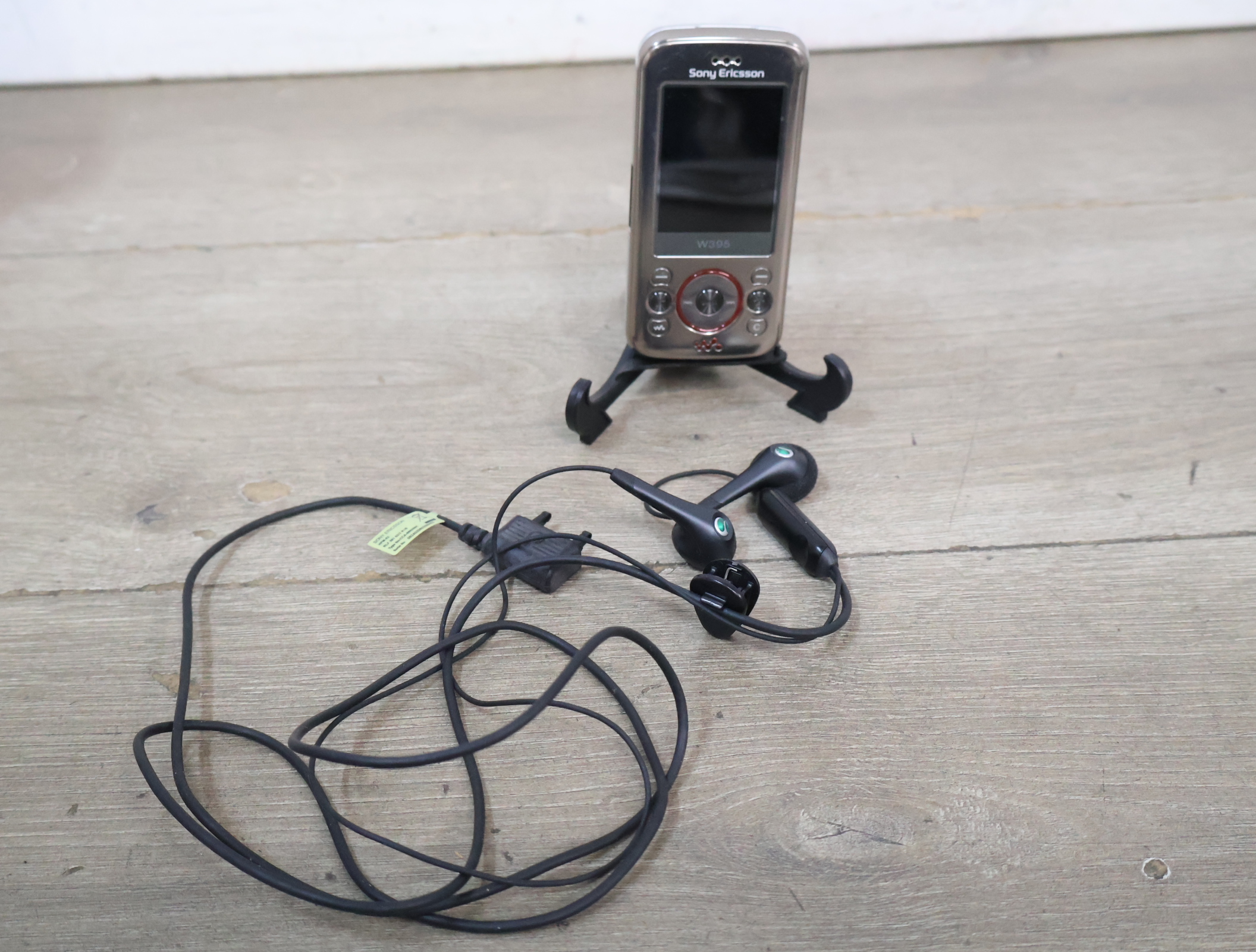 Sony Ericsson W395 mobiele telefoon met accessoires'' – foto 7 – kavel bij GSD Auctions, Zoeterwoude