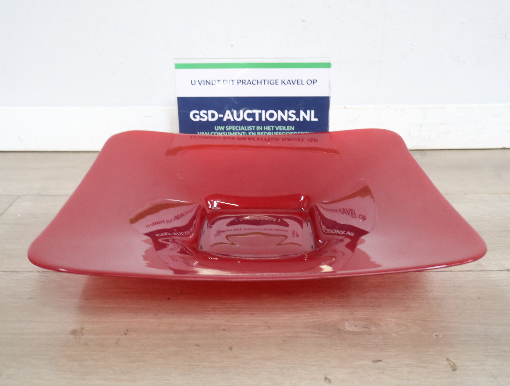 Rode vierkante glazen schaal'' – kavel bij GSD Auctions, Zoeterwoude