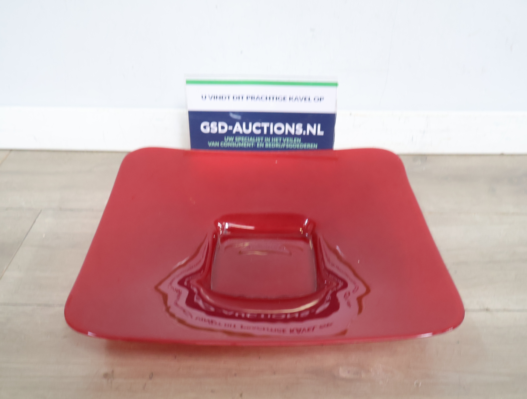 Rode vierkante glazen schaal'' – foto 2 – kavel bij GSD Auctions, Zoeterwoude