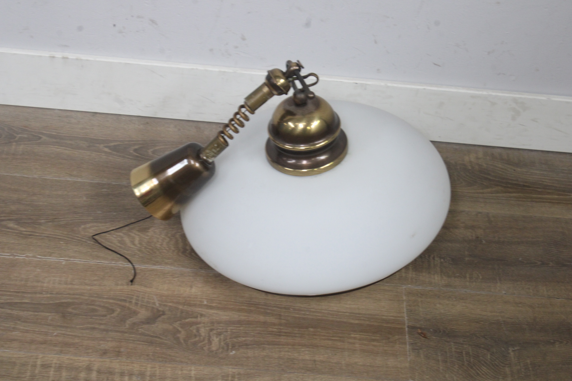 Hanglamp met glazen kap en messing armatuur'' – foto 2 – kavel bij GSD Auctions, Zoeterwoude