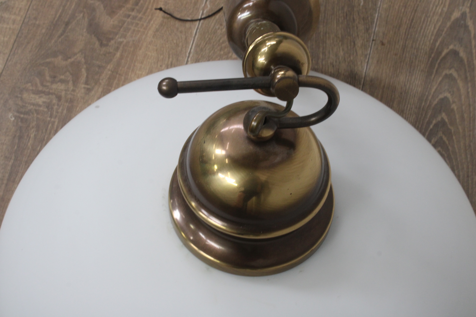 Hanglamp met glazen kap en messing armatuur'' – foto 3 – kavel bij GSD Auctions, Zoeterwoude