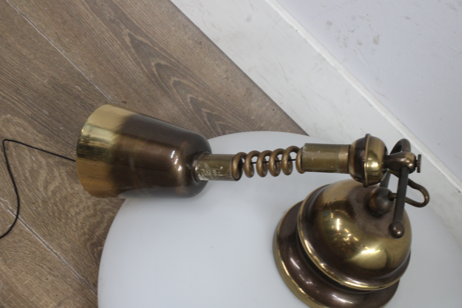 Hanglamp met glazen kap en messing armatuur'' – foto 4 – kavel bij GSD Auctions, Zoeterwoude