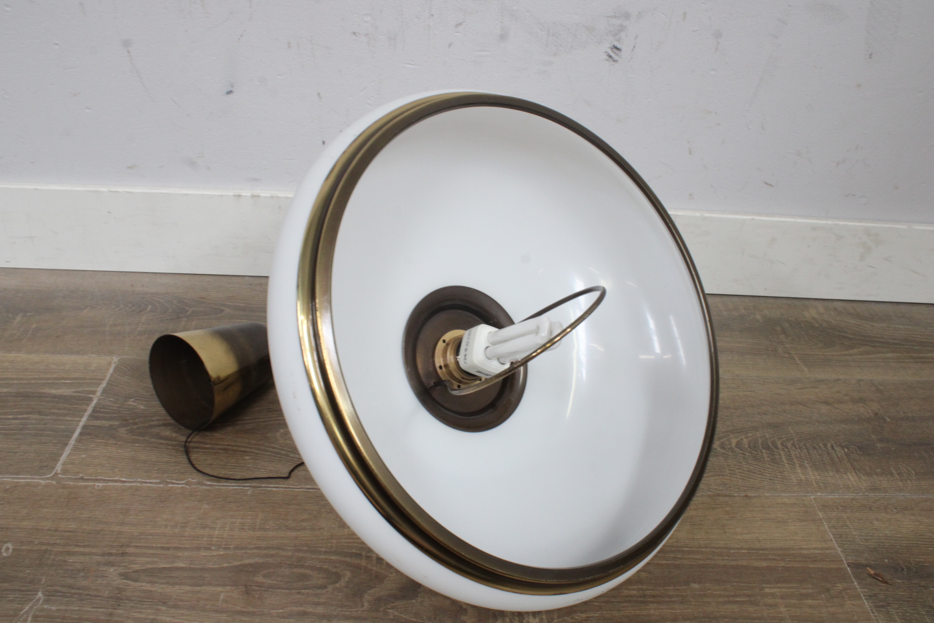 Hanglamp met glazen kap en messing armatuur'' – foto 6 – kavel bij GSD Auctions, Zoeterwoude