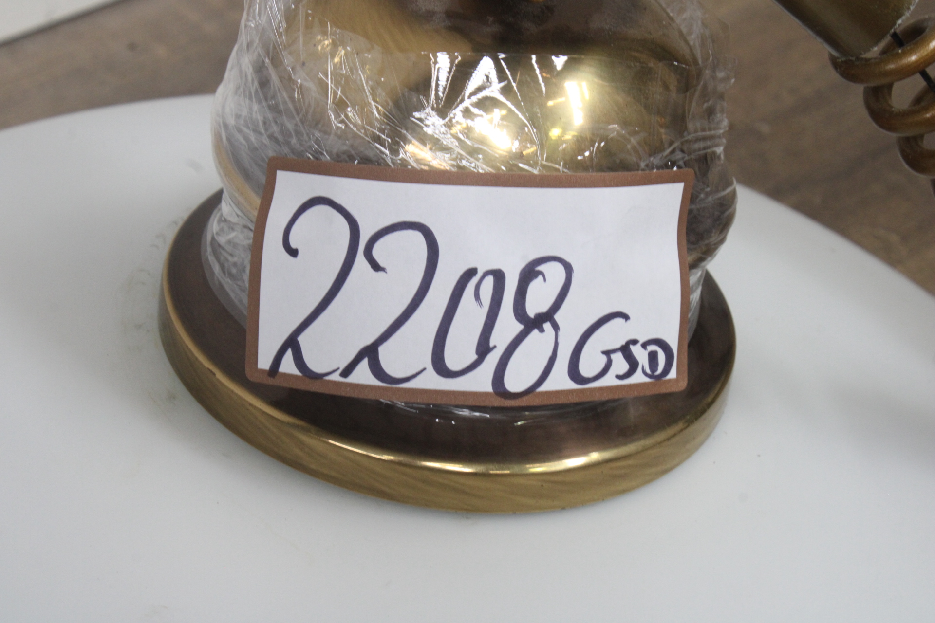 Hanglamp met glazen kap en messing armatuur'' – foto 9 – kavel bij GSD Auctions, Zoeterwoude