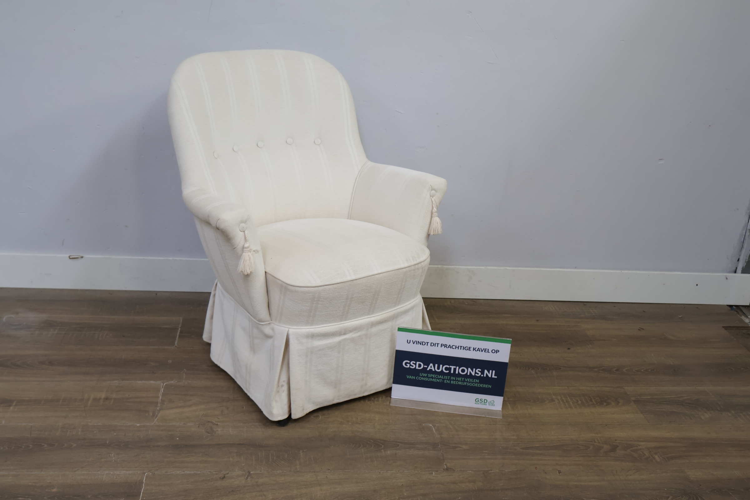 Witte gestoffeerde fauteuil – kavel bij GSD Auctions, Zoeterwoude