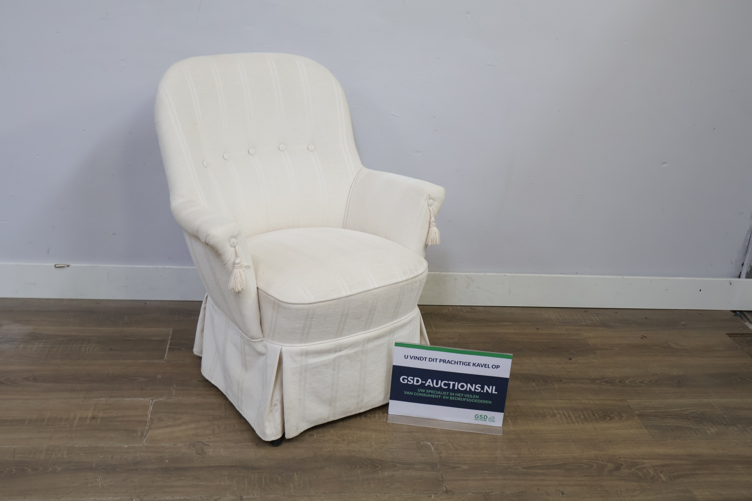 Witte gestoffeerde fauteuil – foto 2 – kavel bij GSD Auctions, Zoeterwoude