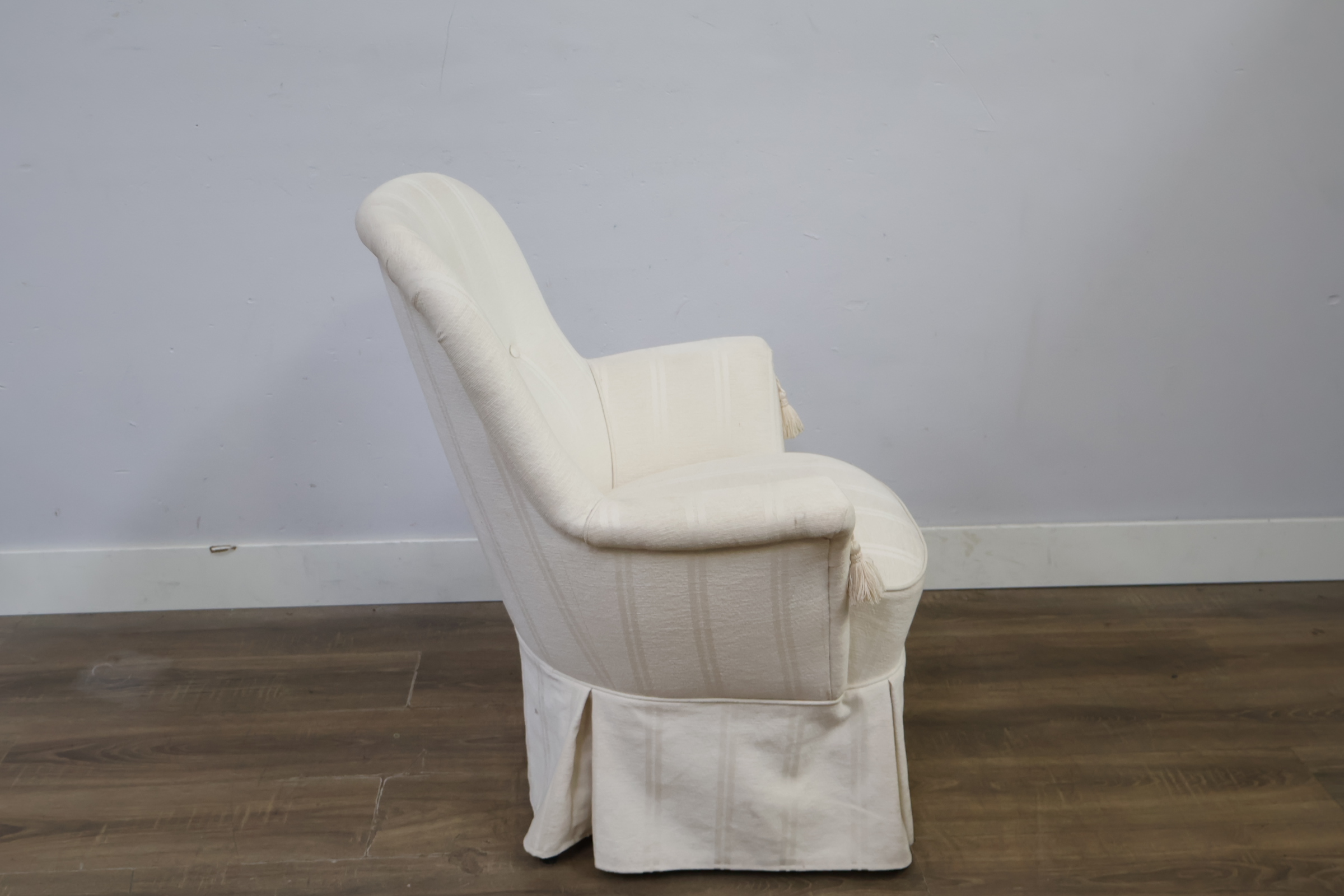 Witte gestoffeerde fauteuil – foto 3 – kavel bij GSD Auctions, Zoeterwoude
