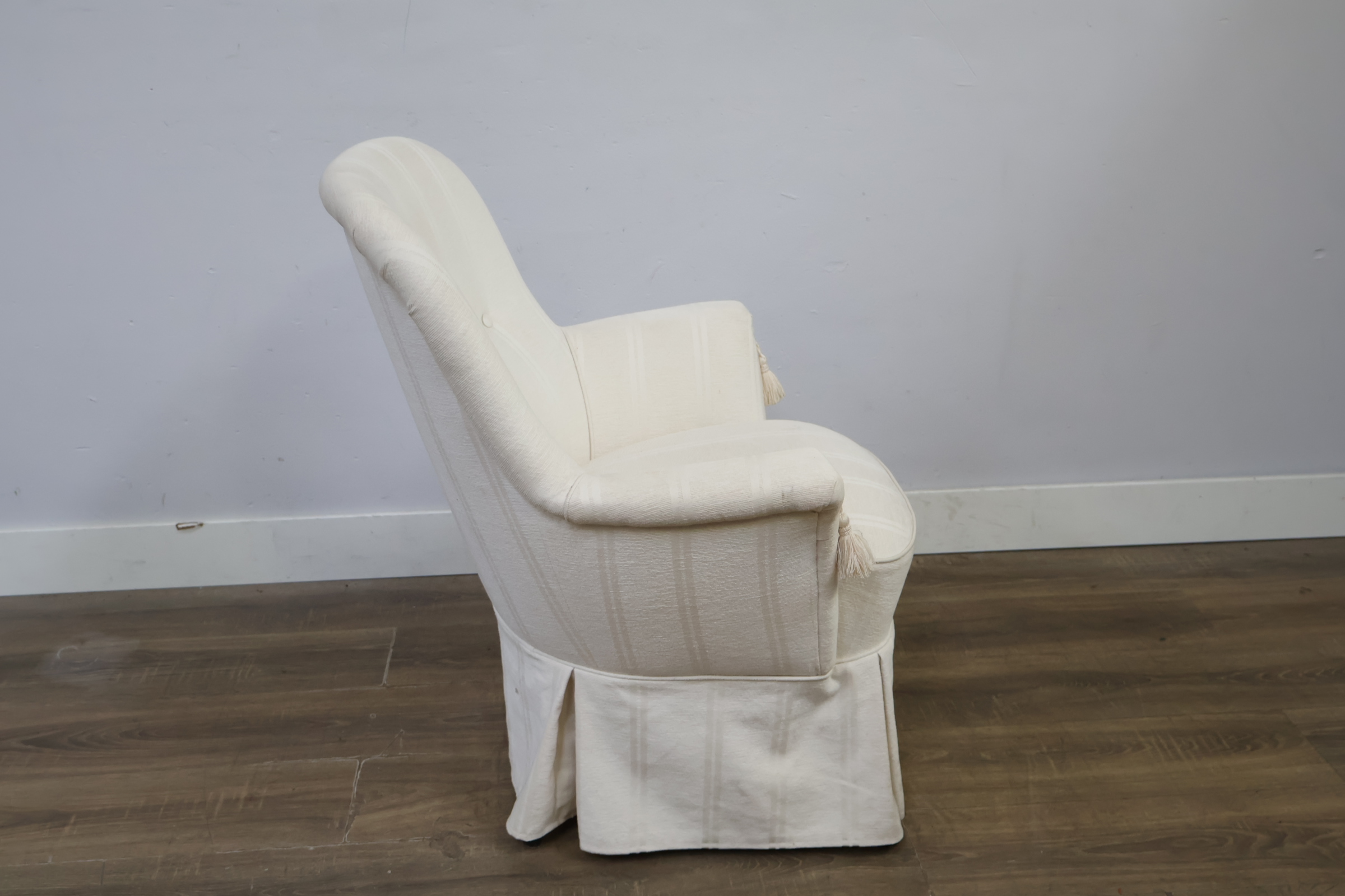 Witte gestoffeerde fauteuil – foto 4 – kavel bij GSD Auctions, Zoeterwoude