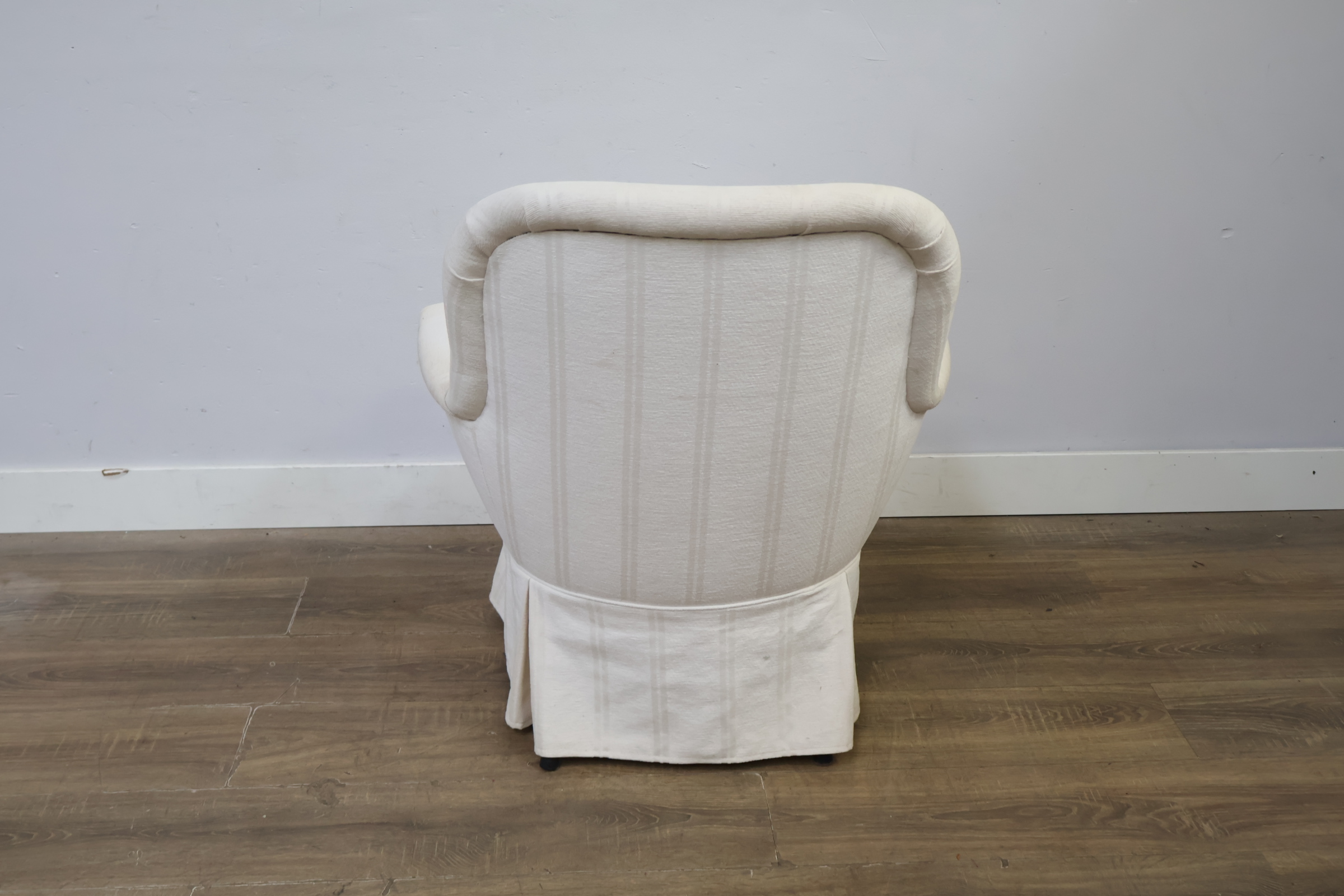 Witte gestoffeerde fauteuil – foto 5 – kavel bij GSD Auctions, Zoeterwoude