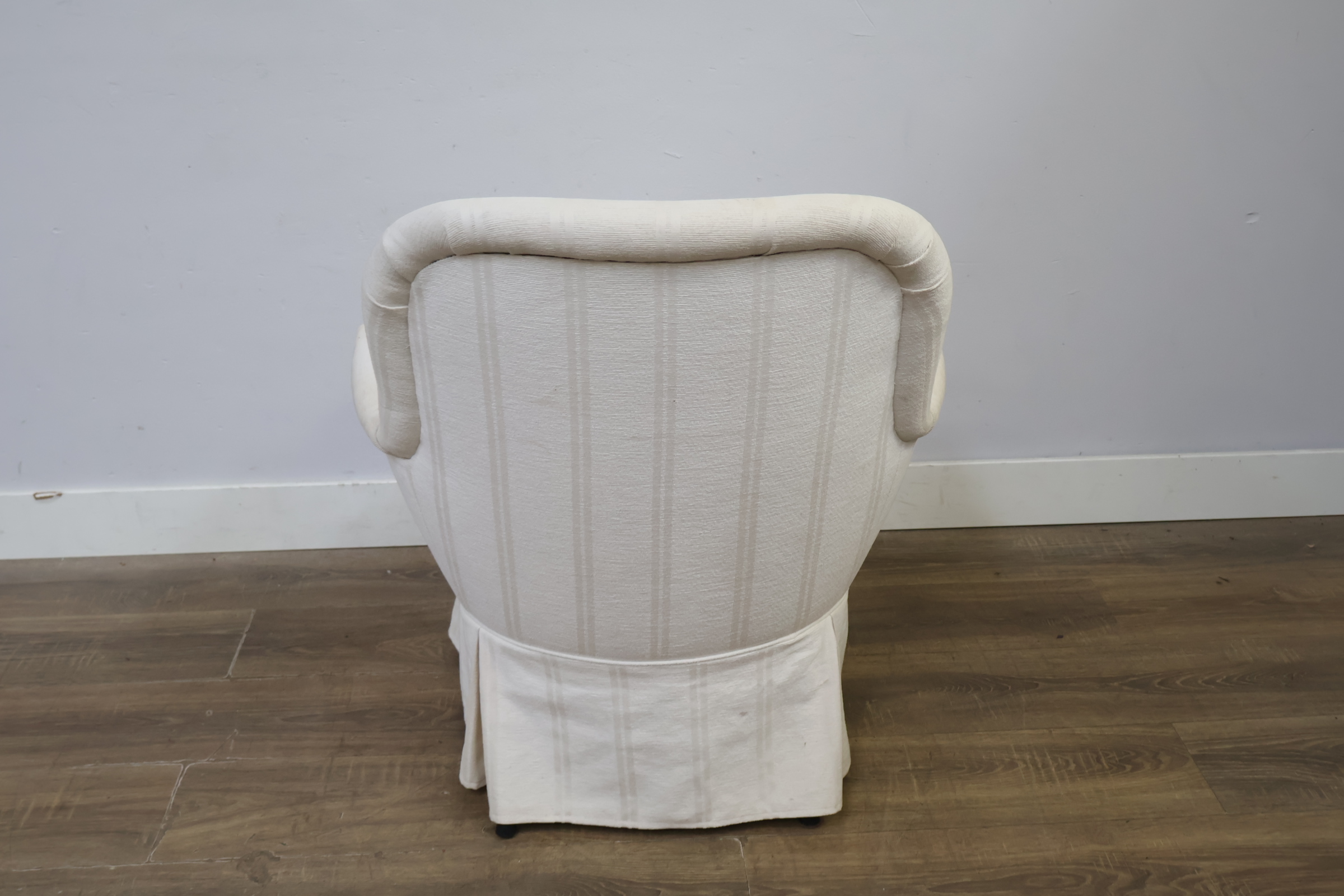 Witte gestoffeerde fauteuil – foto 6 – kavel bij GSD Auctions, Zoeterwoude
