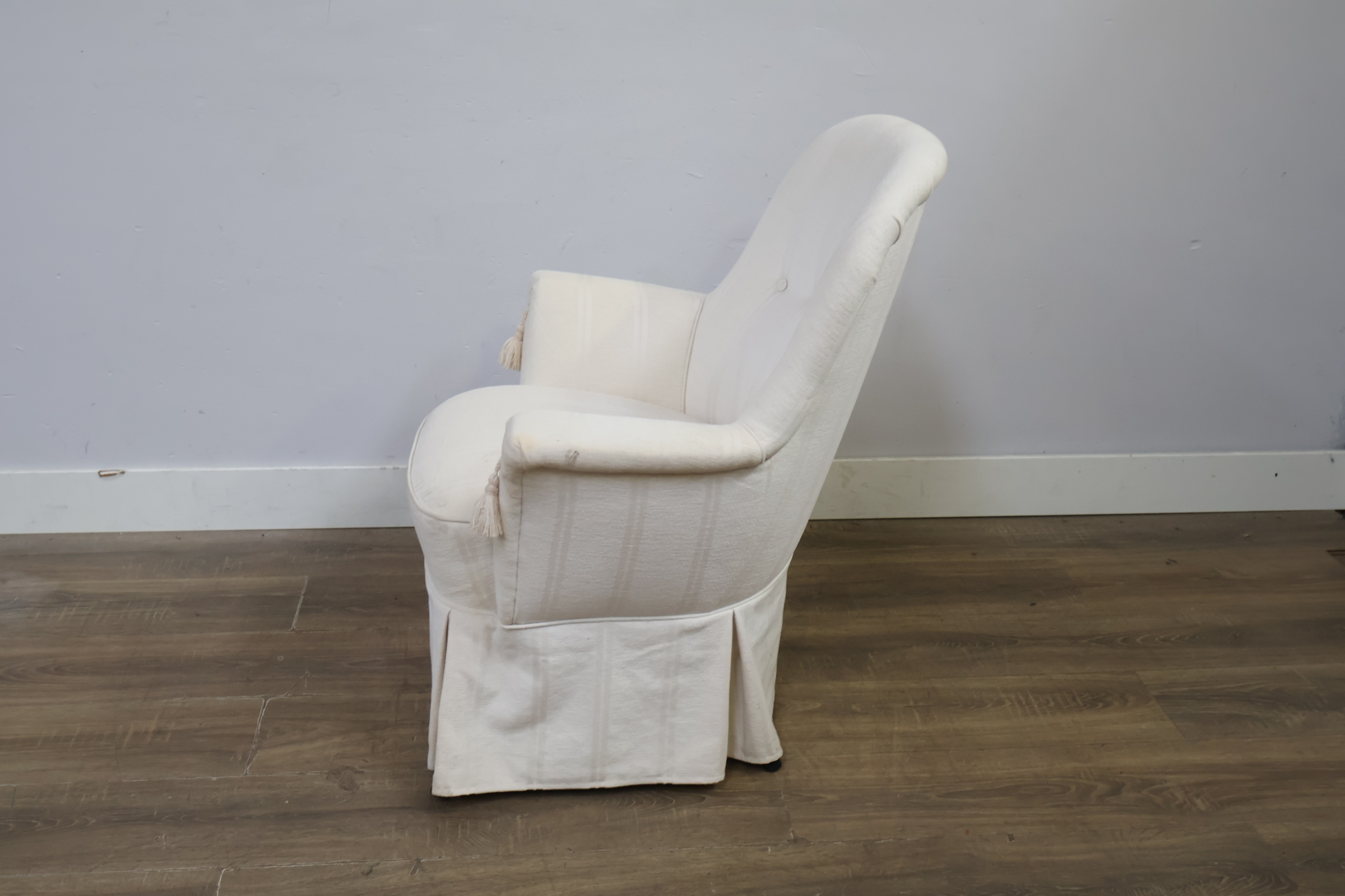 Witte gestoffeerde fauteuil – foto 7 – kavel bij GSD Auctions, Zoeterwoude