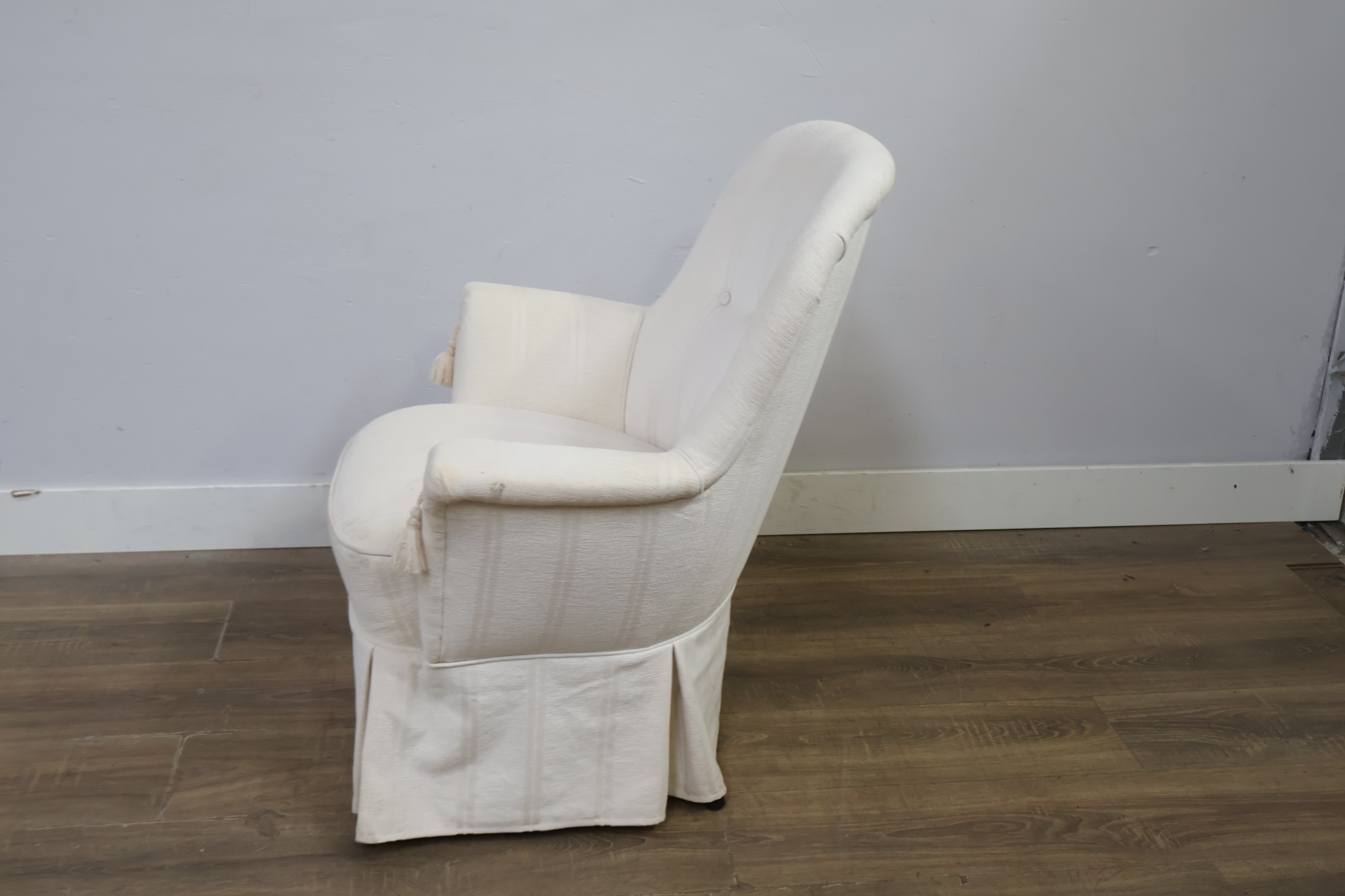Witte gestoffeerde fauteuil – foto 8 – kavel bij GSD Auctions, Zoeterwoude