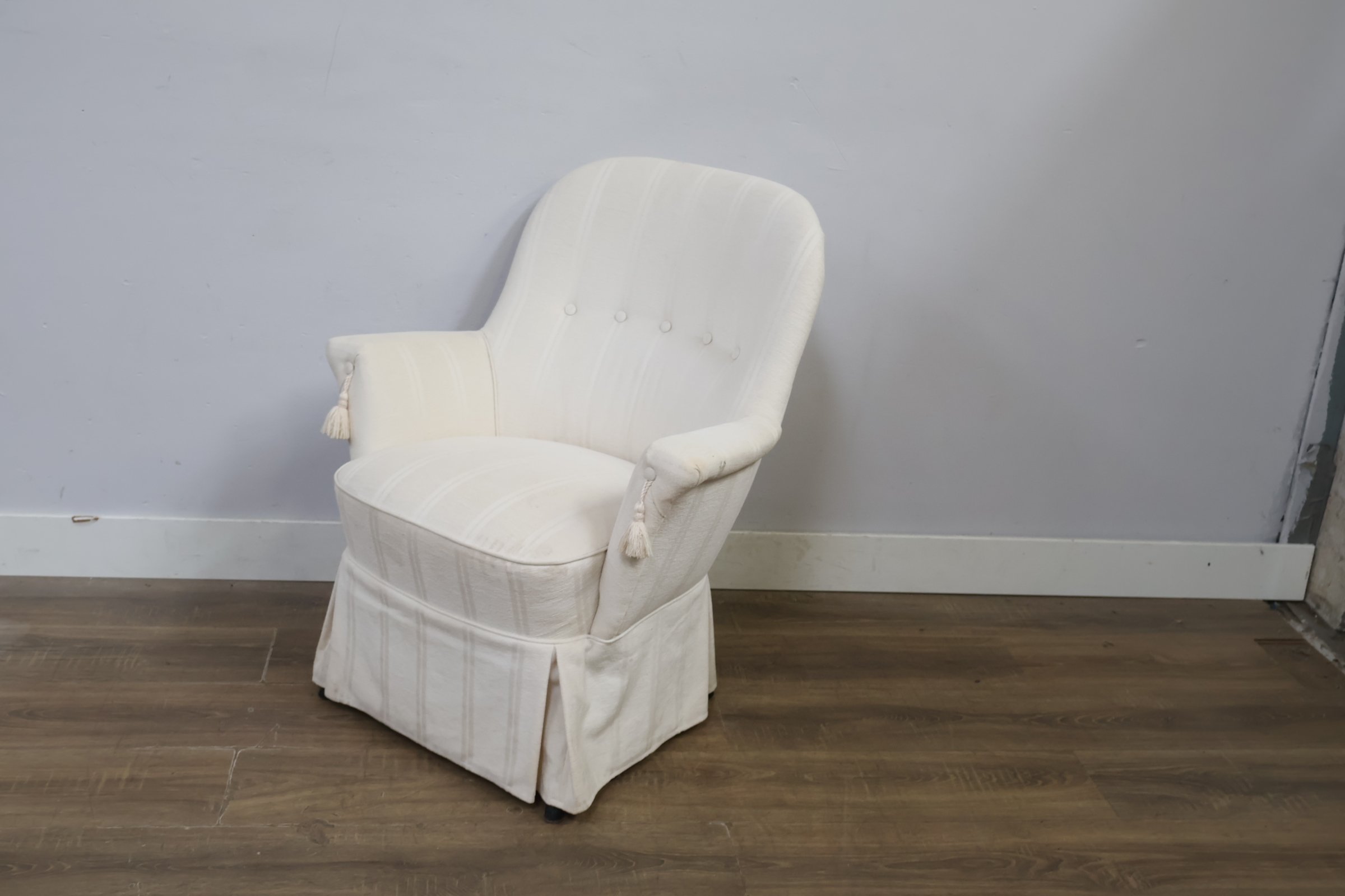 Witte gestoffeerde fauteuil – foto 9 – kavel bij GSD Auctions, Zoeterwoude