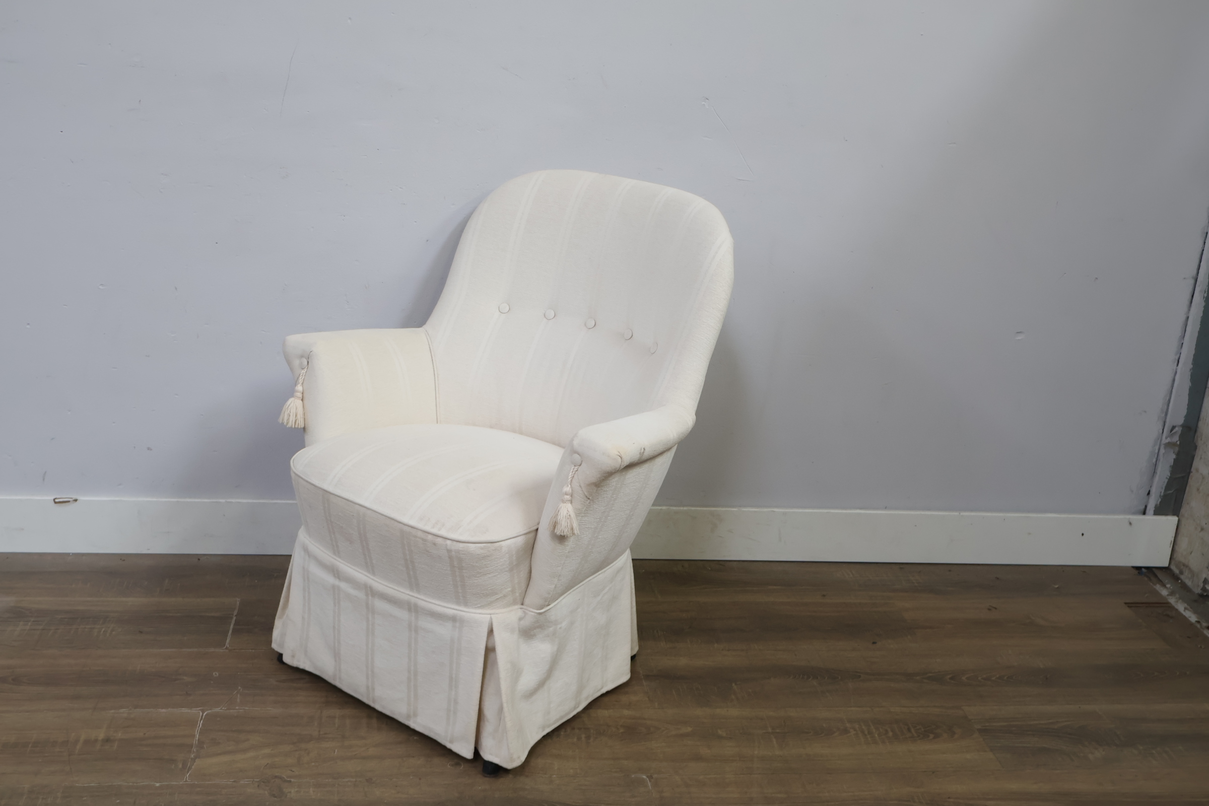 Witte gestoffeerde fauteuil – foto 10 – kavel bij GSD Auctions, Zoeterwoude